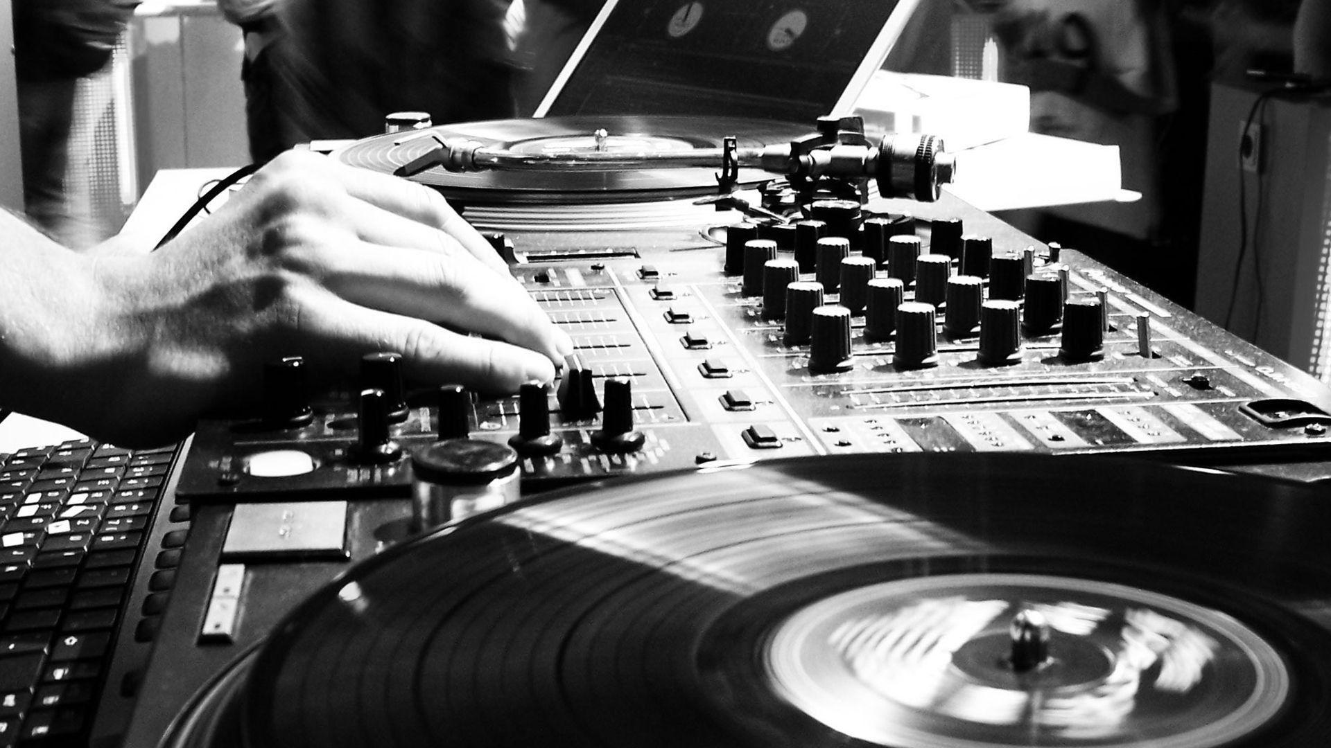 Plattenspieler, DJ-Mixer, Hände, Schwarzweiß, Schallplatte, Full HD, Desktop-Hintergrund