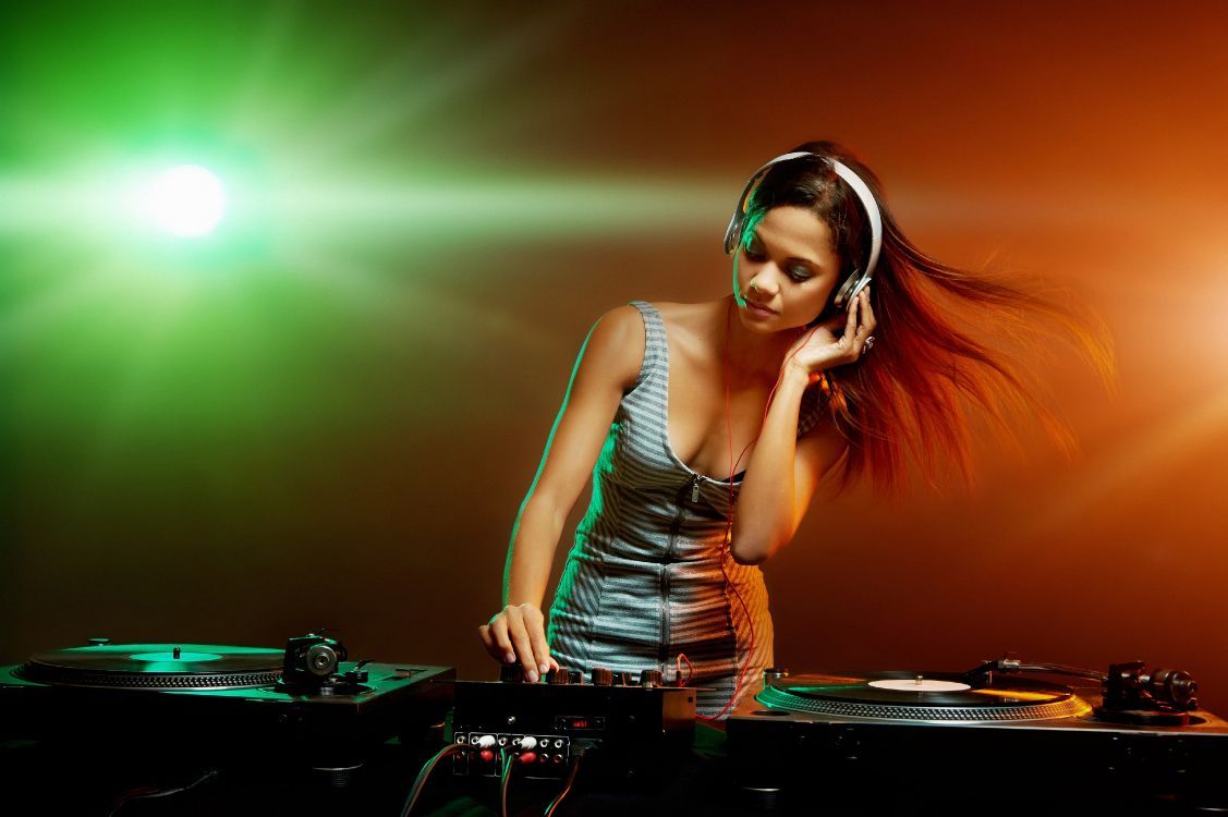 DJane, Kopfhörer, Grünes Licht, Bühne, Wehende Haare, Hintergrundbild