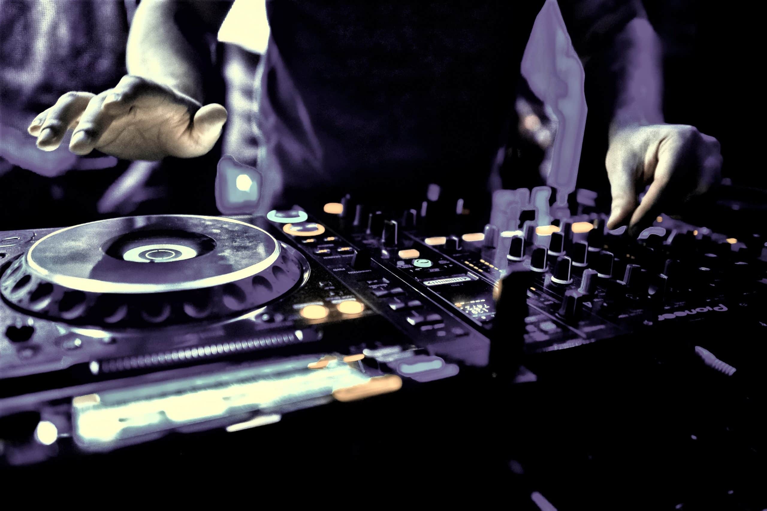 DJ, CDJ-Player, DJ-Mixer, Hände, Dunkel, 2K, Hintergrundbild für den PC