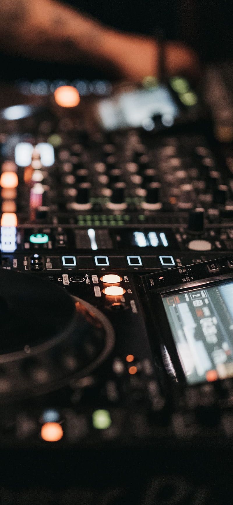 DJ-Controller, Laptop, Dunkel, Nahaufnahme, Hochformat, HD, Sperrbildschirm fürs iPhone