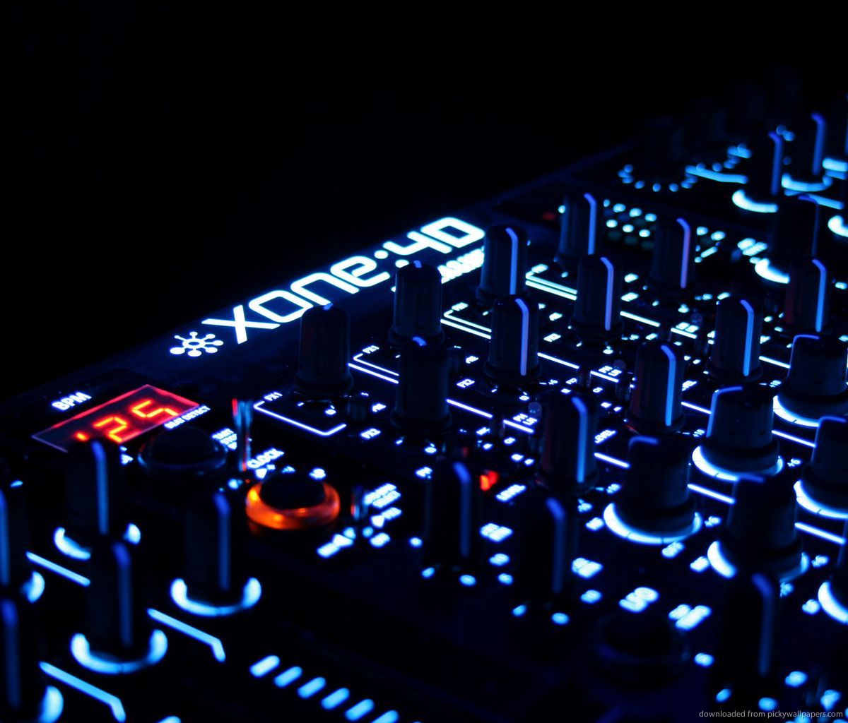 Allen & Heath Xone, DJ-Mixer, Blaue Beleuchtung, Schwarzer Hintergrund, Regler, Wallpaper