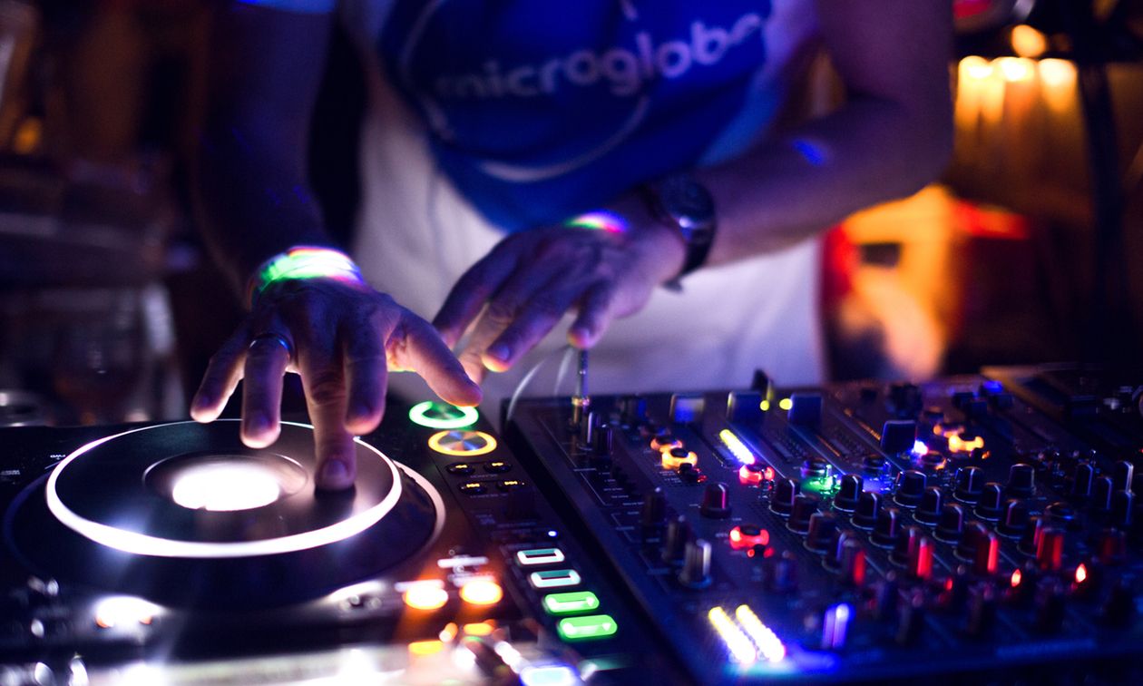 DJ, Plattenspieler, Hände, Club, Bunte Lichter, Hintergrund