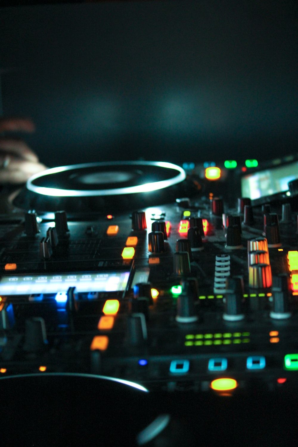 DJ-Mixer, Jogwheel, Dunkel, Bunte Tasten, Hochformat, Hintergrundbild für iPhone und Android