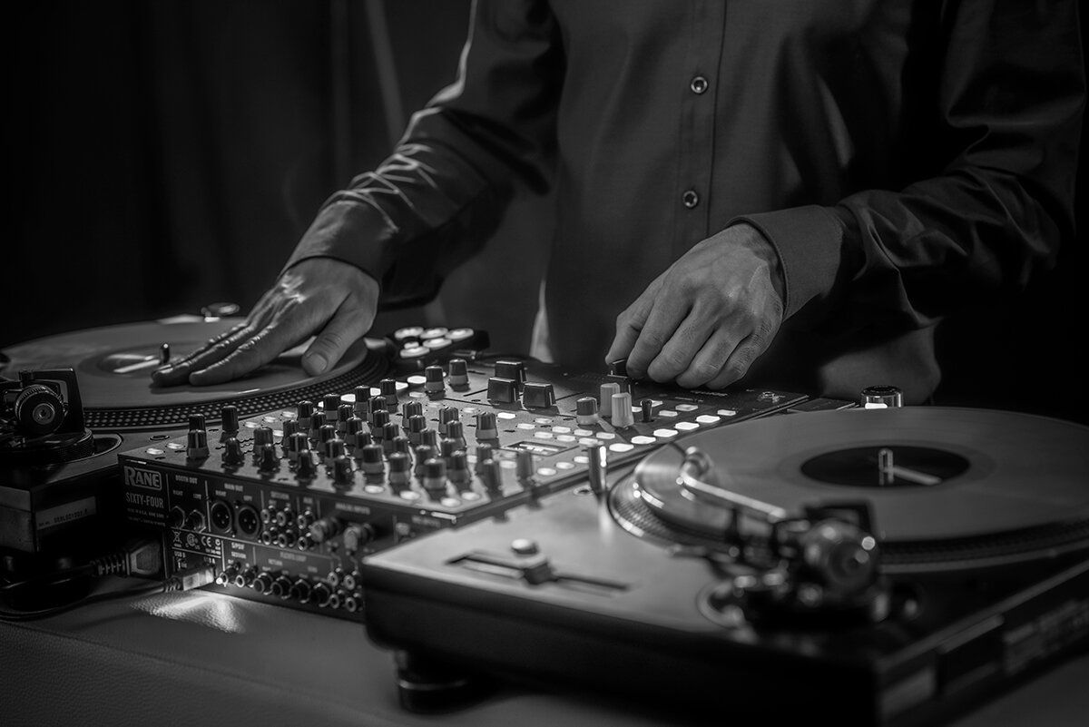 DJ, Plattenspieler, Hände, Schwarzweiß, Mixer, Hintergrundbild