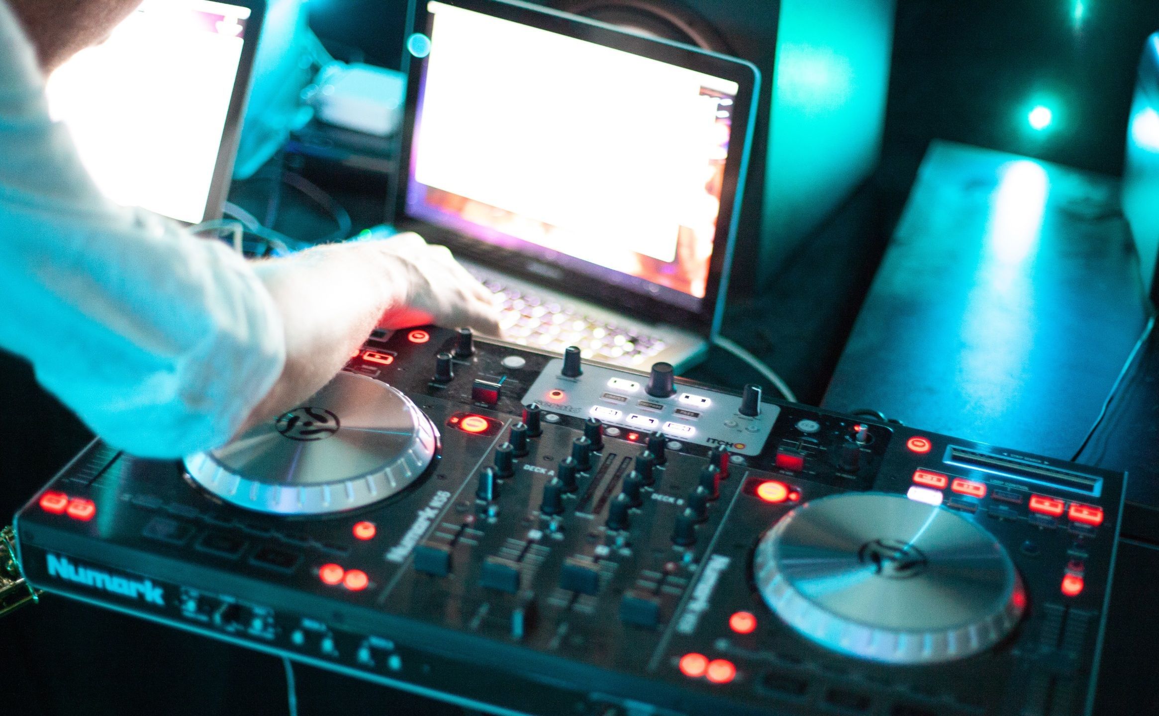 Numark, DJ-Controller, Laptop, Hände, Cyan-Licht, 16:10, Full-HD-Hintergrundbild für den Desktop