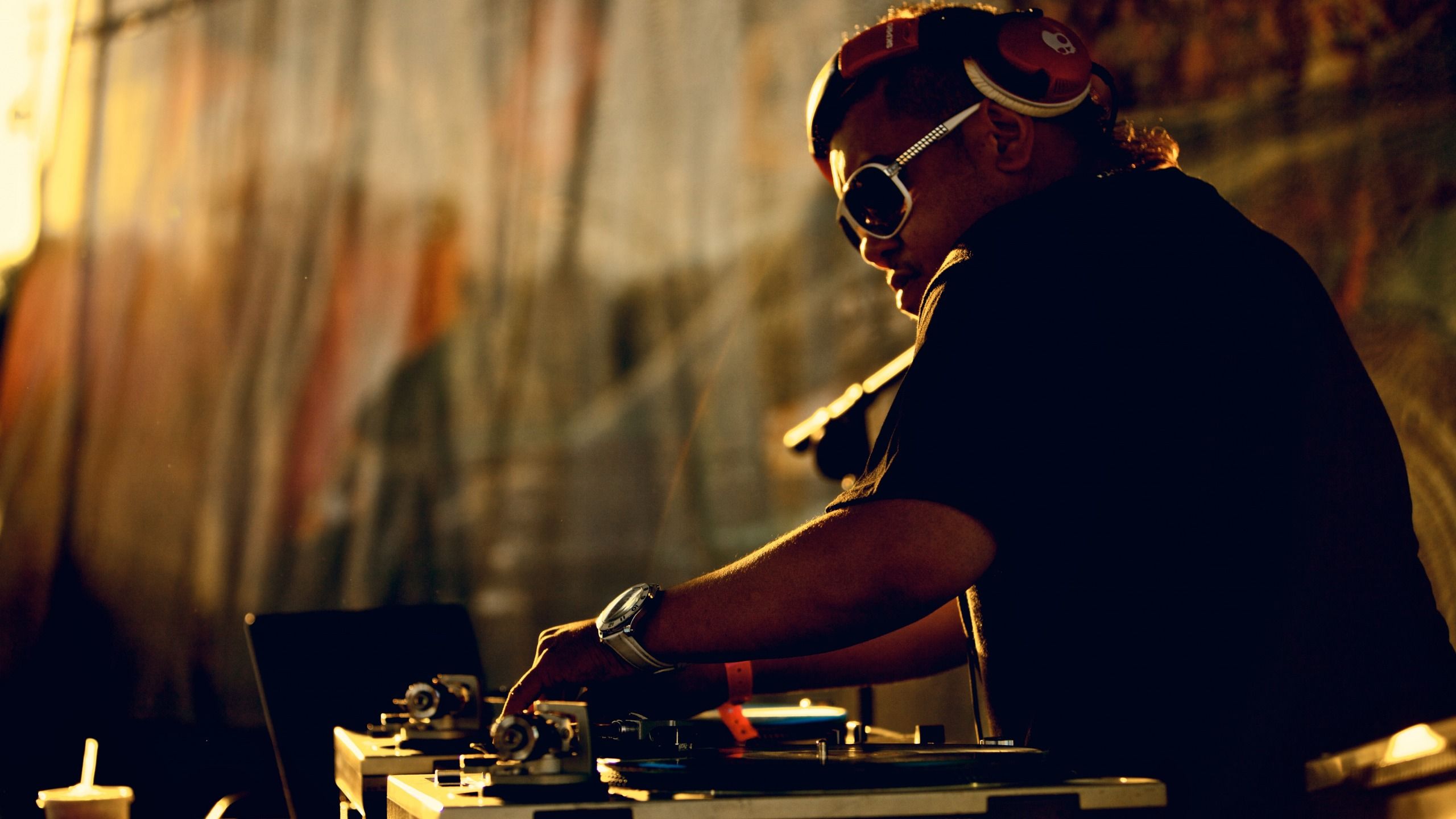 DJ, Sonnenbrille, Plattenspieler, Warmes Licht, Gegenlicht, 2K, Breitbild-Hintergrundbild