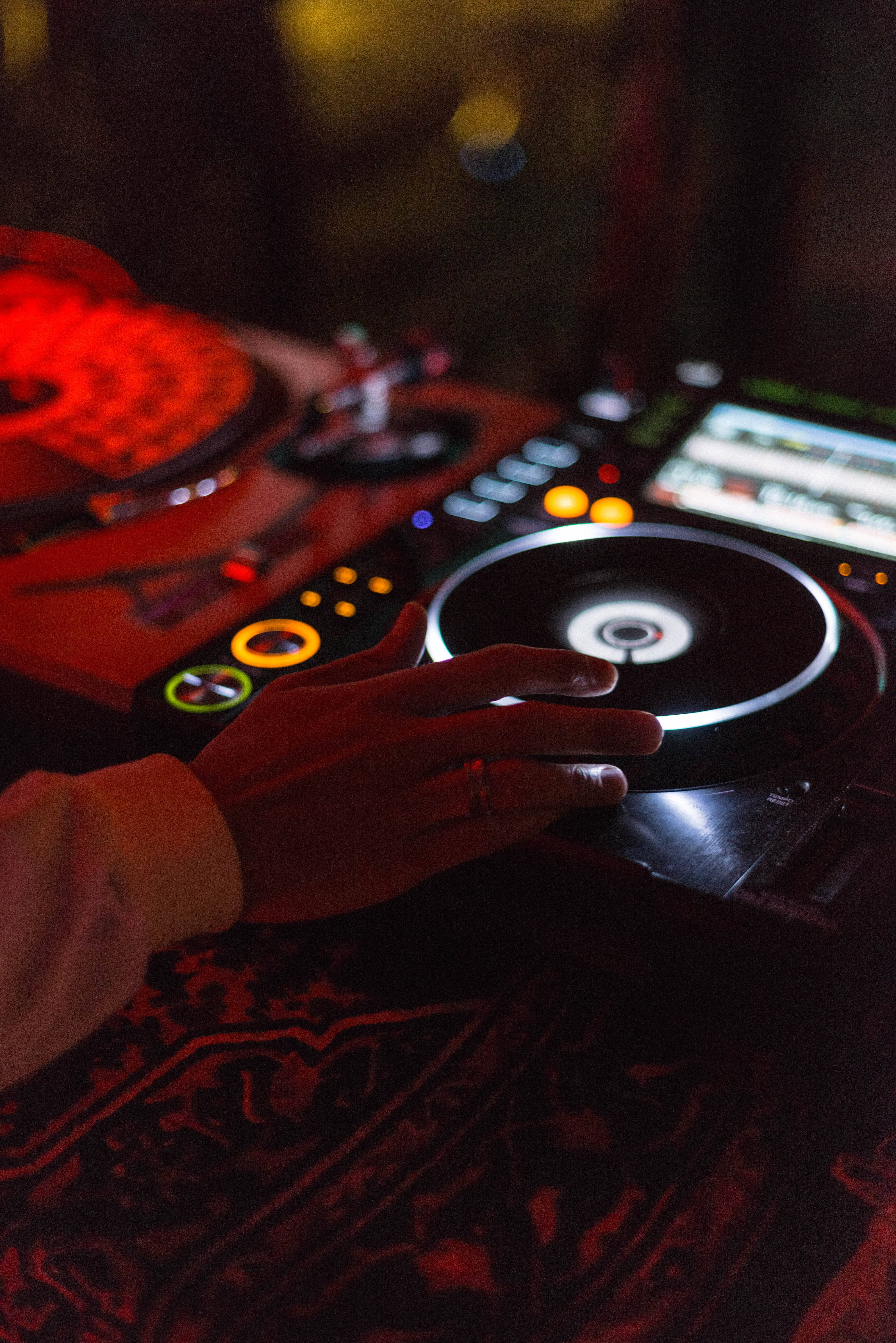 Plattenspieler, Rotes Licht, DJ-Pult, Dunkel, Hochformat, QHD+, iPad-Hintergrundbild