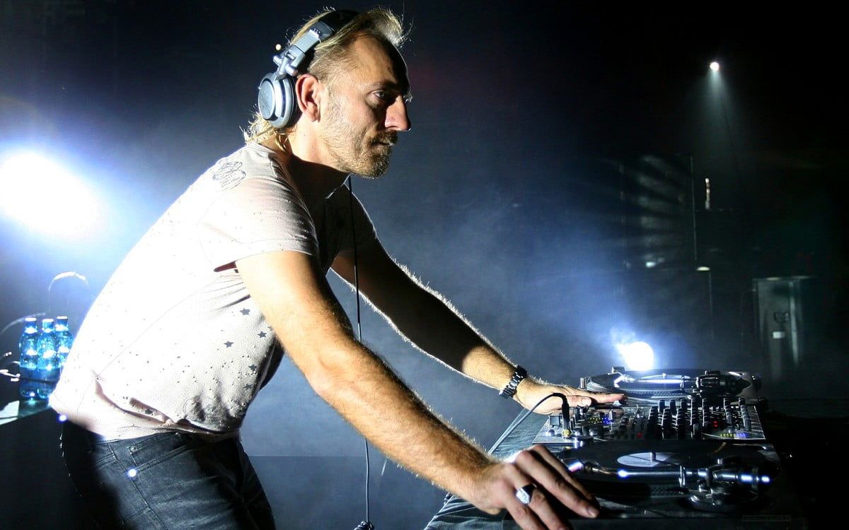 DJ, Kopfhörer, Bühne, Scheinwerfer, Live-Auftritt, Hintergrundbild