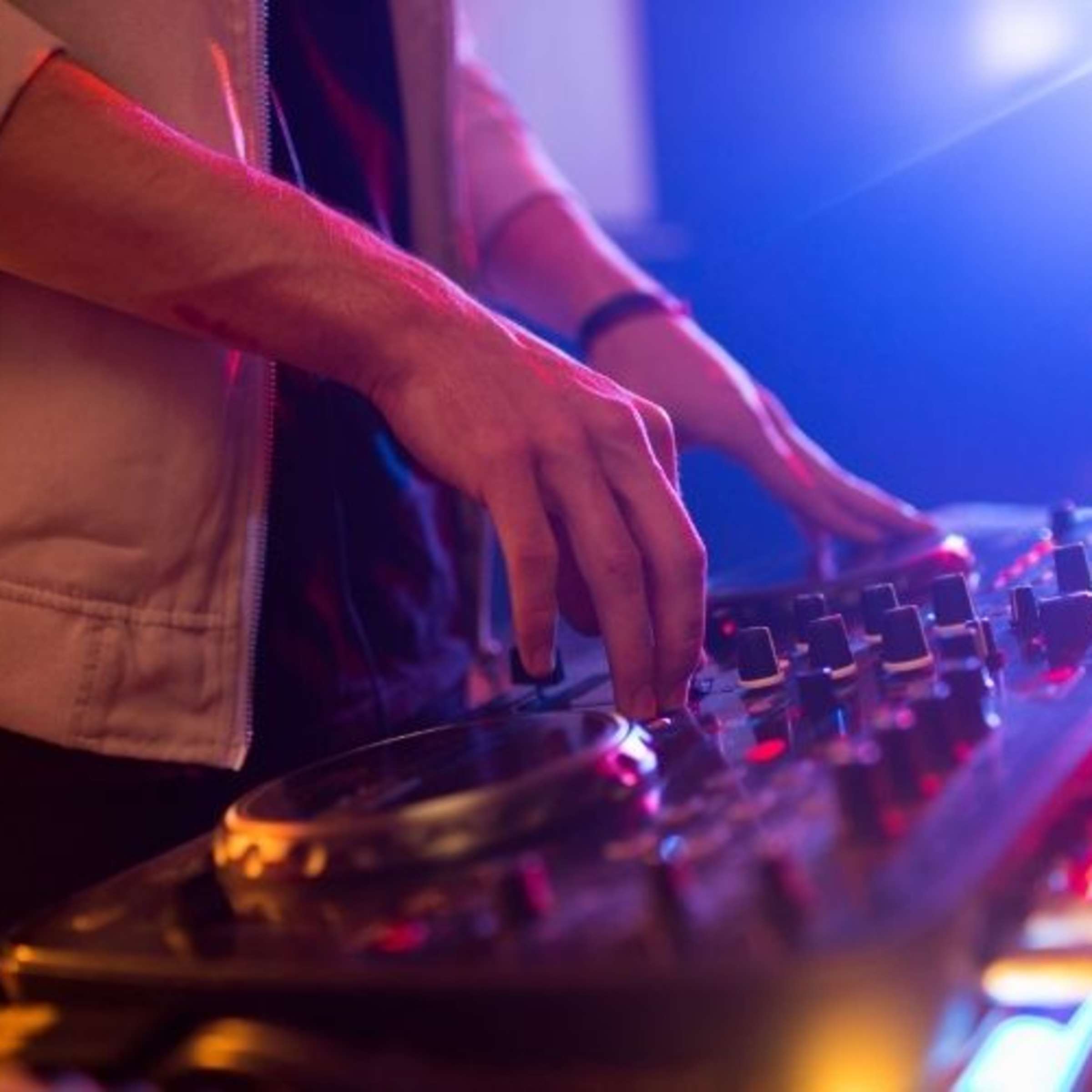 DJ, Hände, DJ-Mixer, Lila Licht, Nahaufnahme, Full HD, Hintergrundbild fürs Tablet