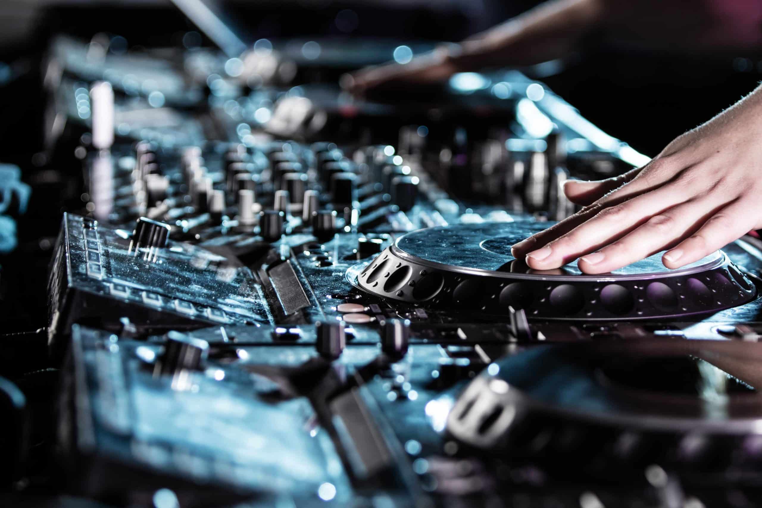 DJ-Controller, Hände, Nahaufnahme, Blaugrau, Mixer, 2K, Hintergrundbild für den PC