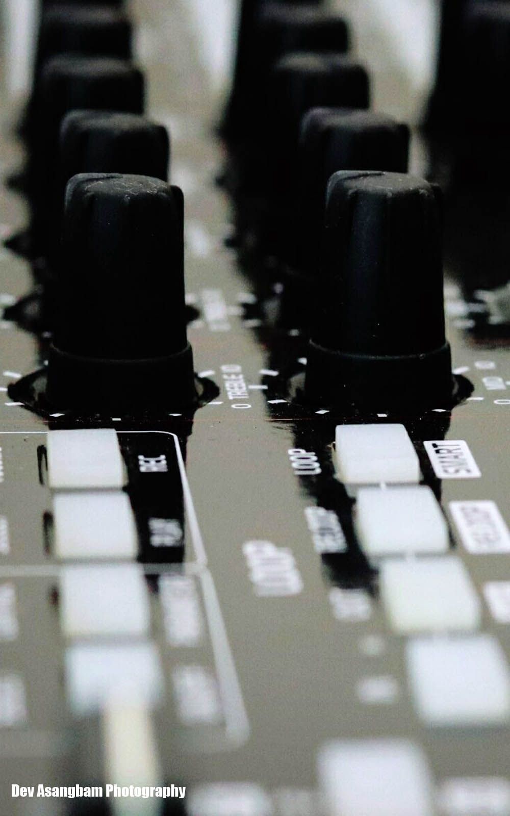 DJ-Mixer, Fader, Schwarzweiß, Nahaufnahme, Hochformat, HD, Hintergrundbild fürs Handy