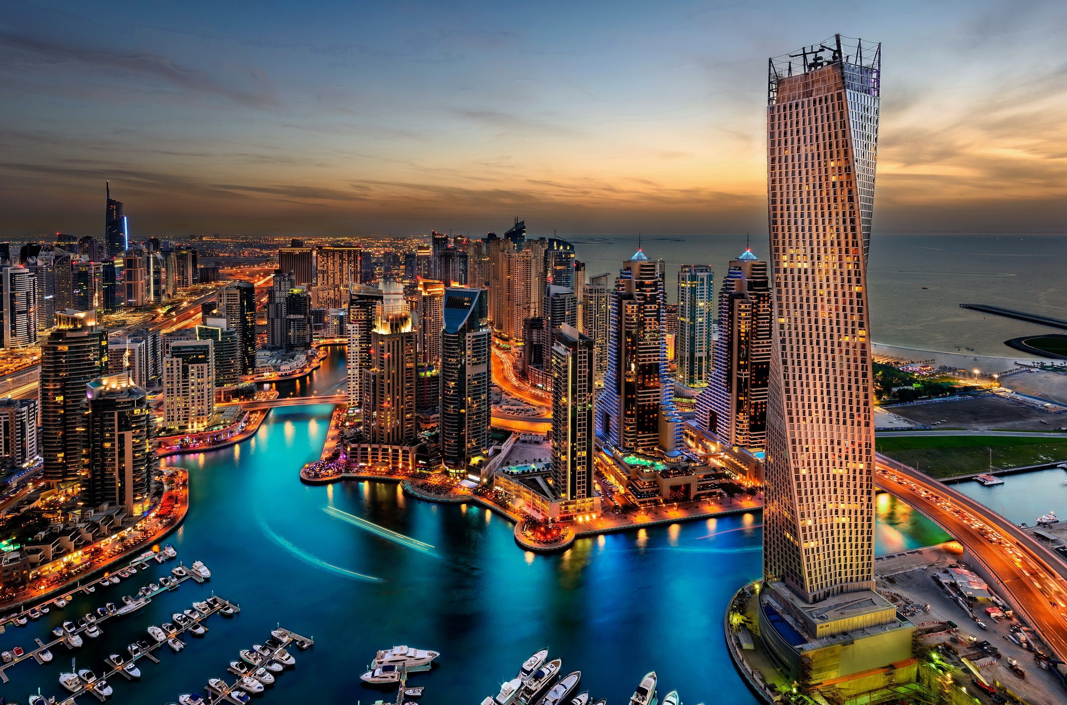 Cayan Tower, Dubai Marina, Dubai, Wolkenkratzer, Abenddämmerung, Yachthafen, Luftaufnahme, 2K-PC-Hintergrundbild