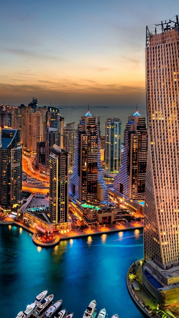 Cayan Tower, Dubai Marina, Dubai, Abenddämmerung, Yachthafen, Hochformat, Hintergrundbild fürs Handy