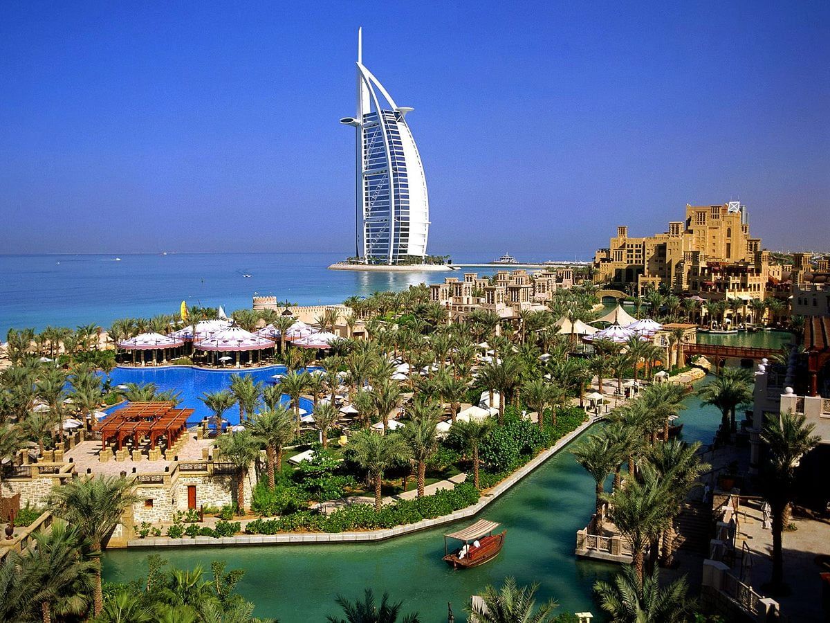 Burj al Arab, Madinat Jumeirah, Dubai, Palmen, Resort, Blauer Himmel, Hintergrundbild fürs iPad