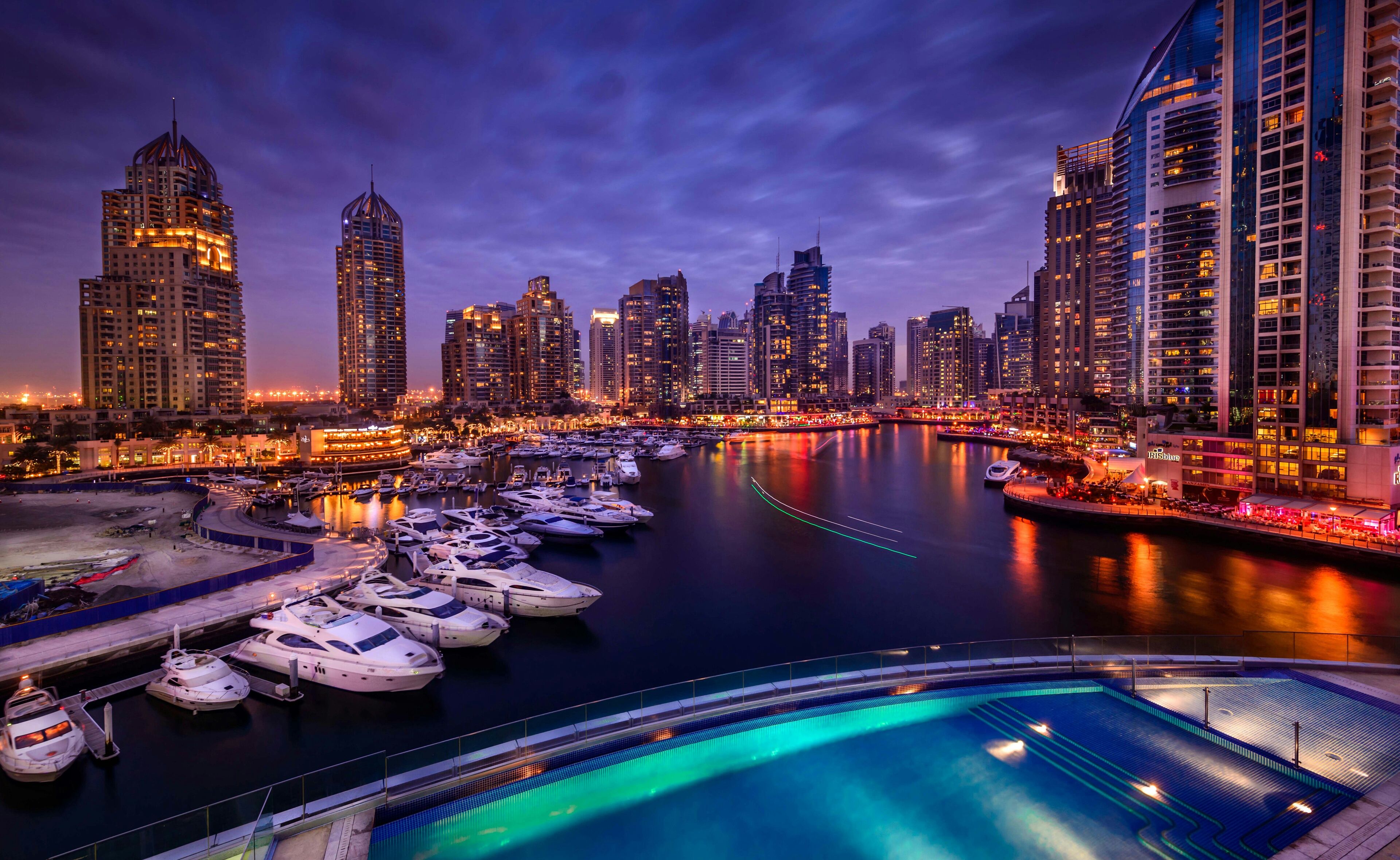 Dubai Marina, Dubai, Yachthafen, Yachten, Nacht, Wolkenkratzer, 4K, Windows-Hintergrundbild