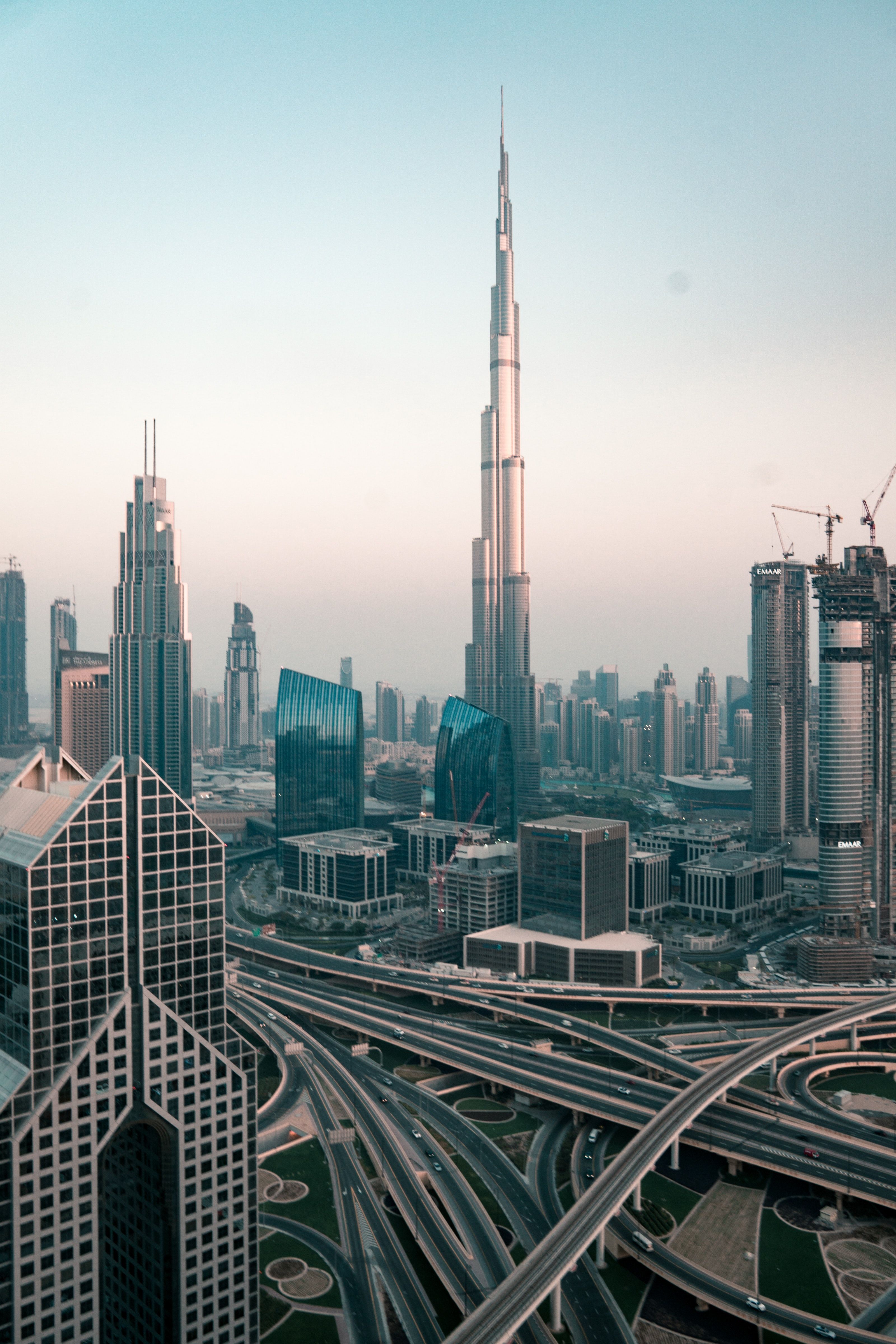 Burj Khalifa, Dubai, Skyline, Dunst, Hochformat, Pastellhimmel, QHD+, Handy-Hintergrund