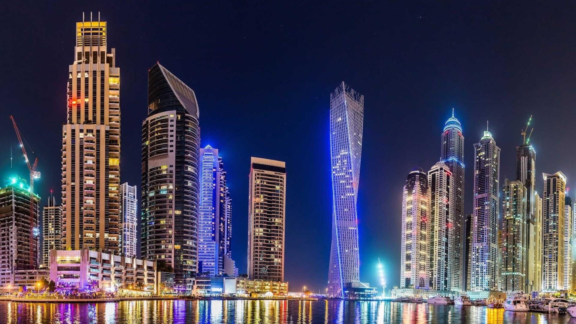 Cayan Tower, Dubai Marina, Dubai, Wolkenkratzer, Nacht, Spiegelung, Bunte Lichter, 1080p Wallpaper