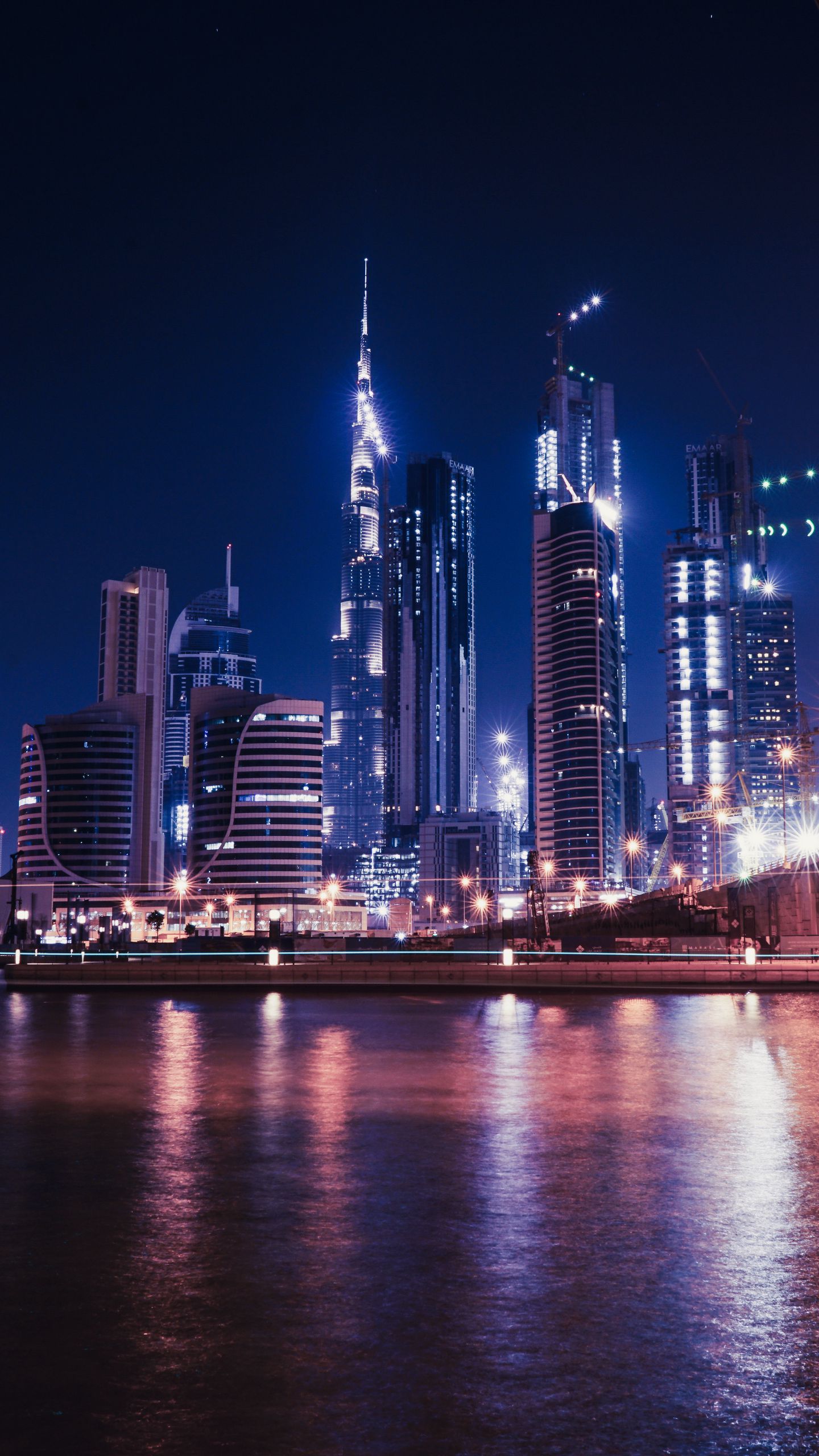 Dubai, Wolkenkratzer, Nacht, Spiegelung, Blaue Lichter, Hochformat, QHD+, Handy-Hintergrundbild