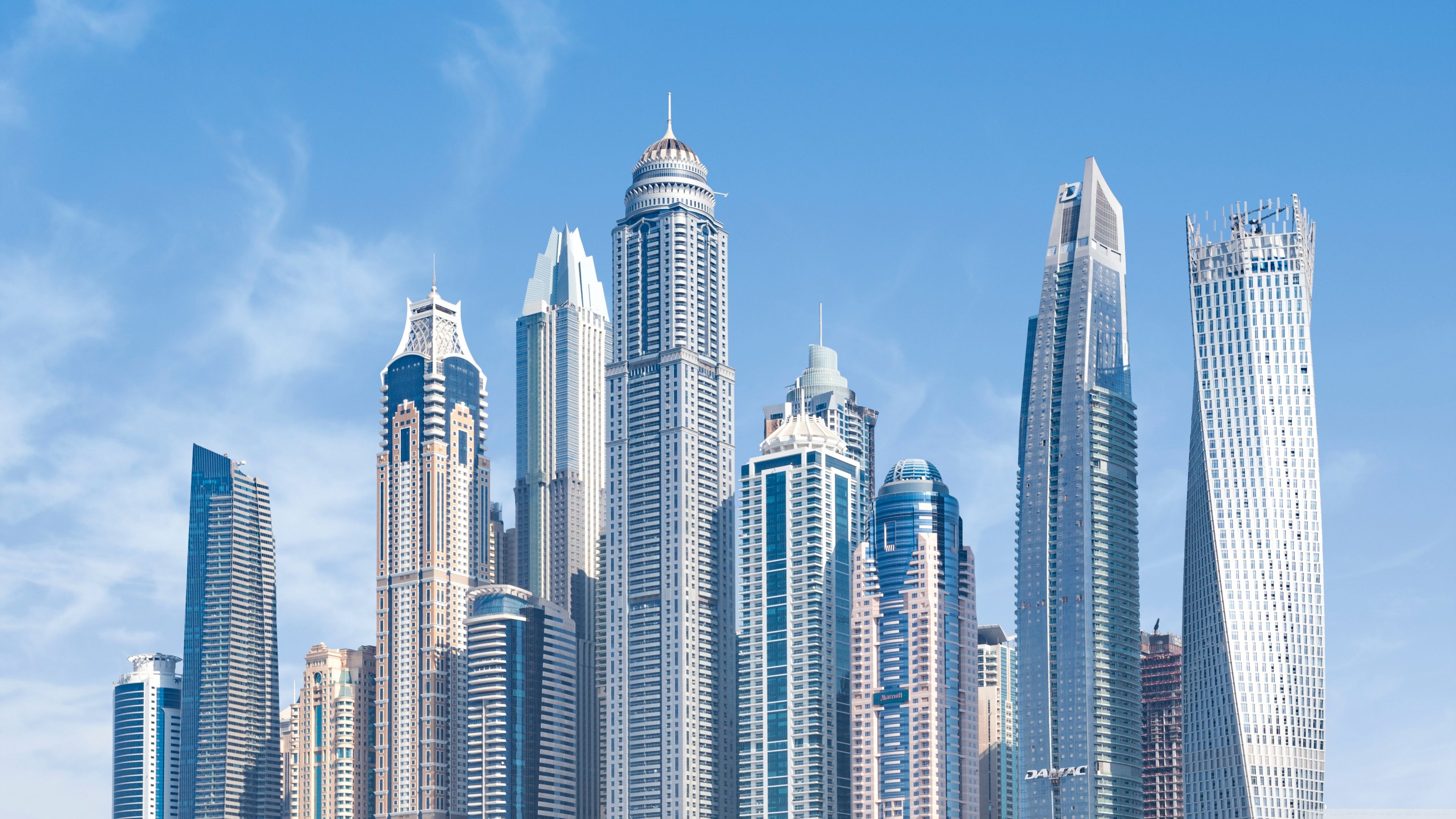 Dubai Marina, Cayan Tower, Dubai, Wolkenkratzer, Blauer Himmel, Tag, Froschperspektive, 4K-PC-Hintergrundbild