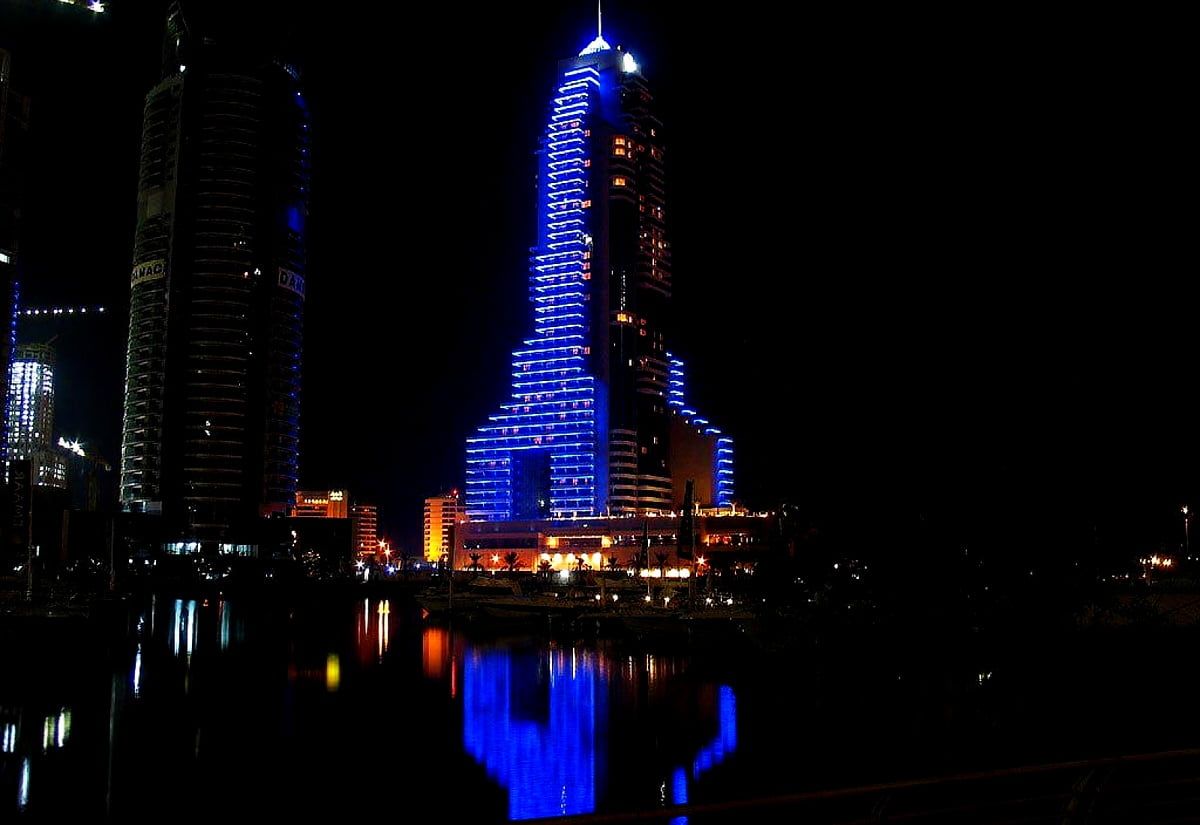 Dubai, Hochhaus, Blaue Beleuchtung, Nacht, Spiegelung, Wasser, Hintergrund