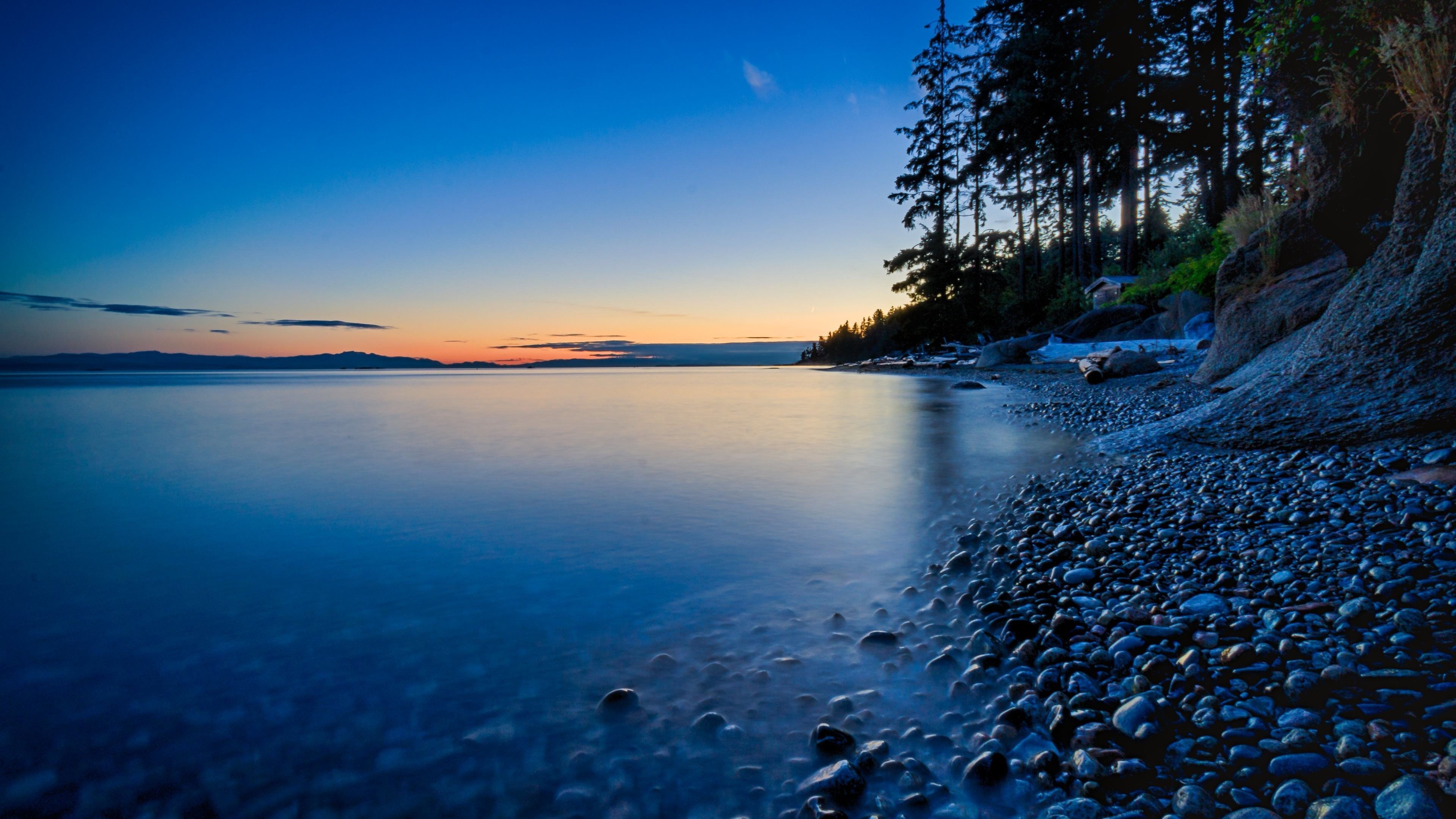 Küste, Kieselstrand, Blaue Stunde, Ruhiges Wasser, 4K, Hintergrund für den Desktop