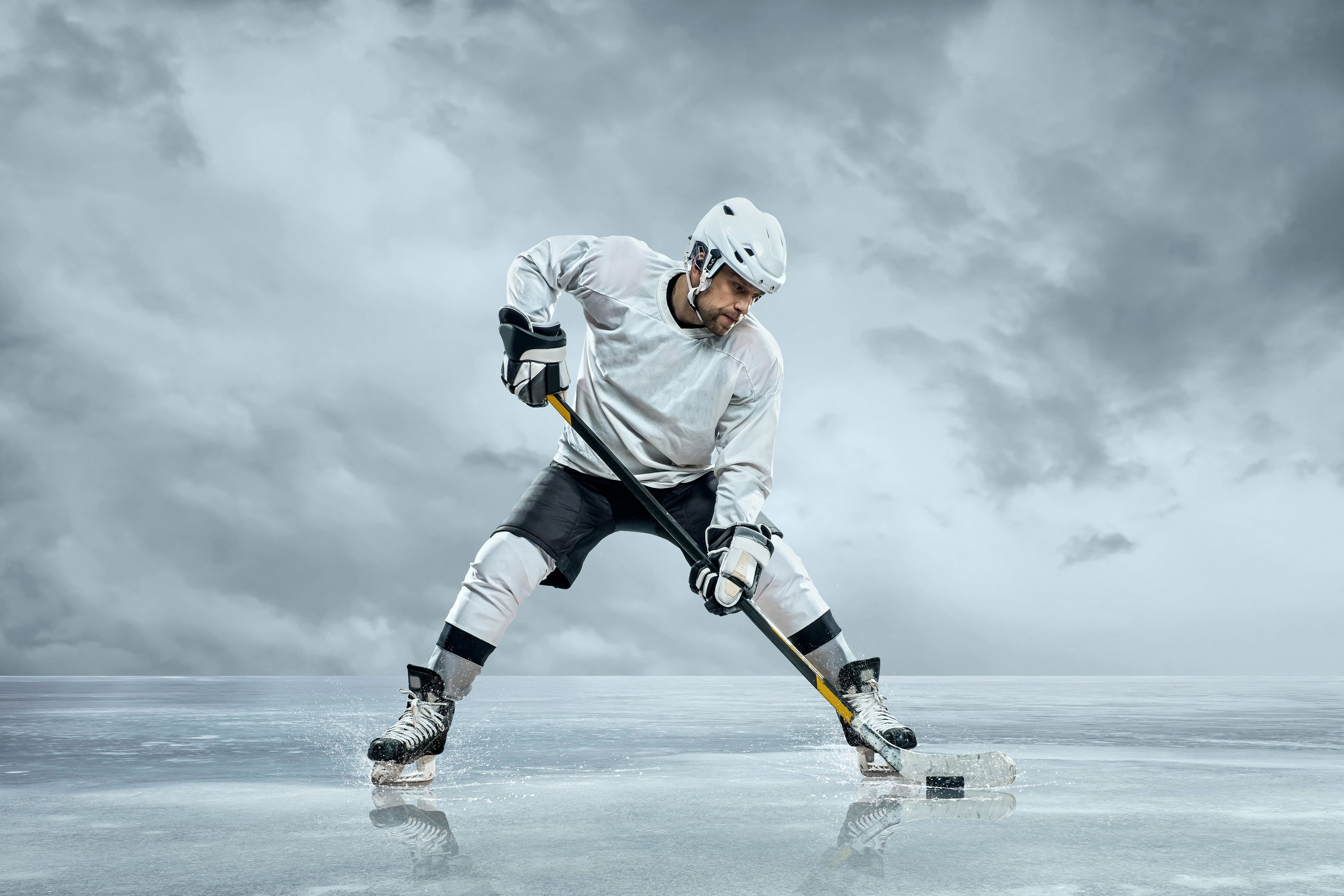 Eishockeyspieler, Eisfläche, Puck, Grauer Himmel, Weißes Trikot, 4K, Laptop-Hintergrundbild