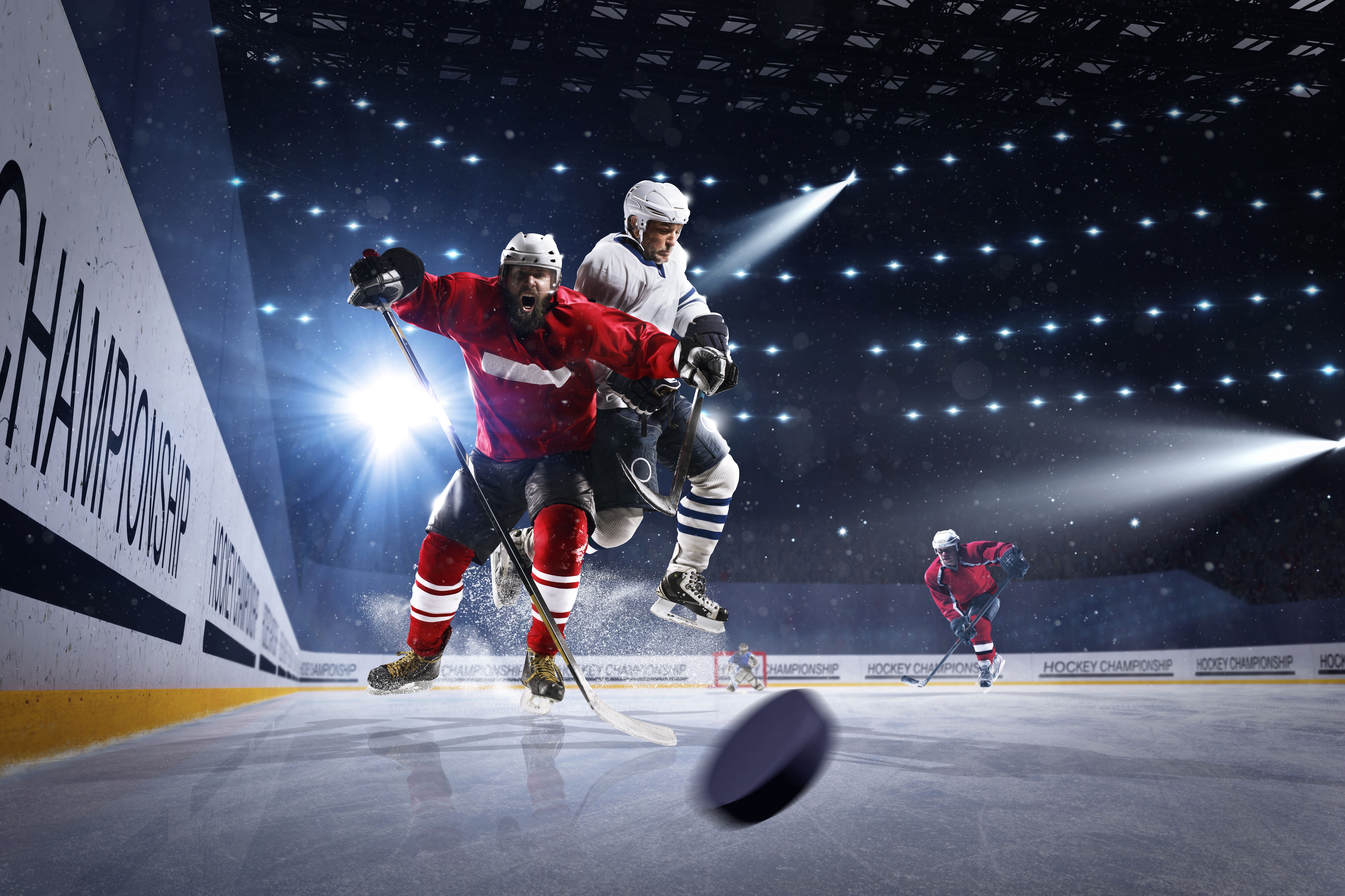 Eishockeyspieler, Puck, Arena, Scheinwerfer, Zweikampf, 8K, Hintergrundbild für den PC