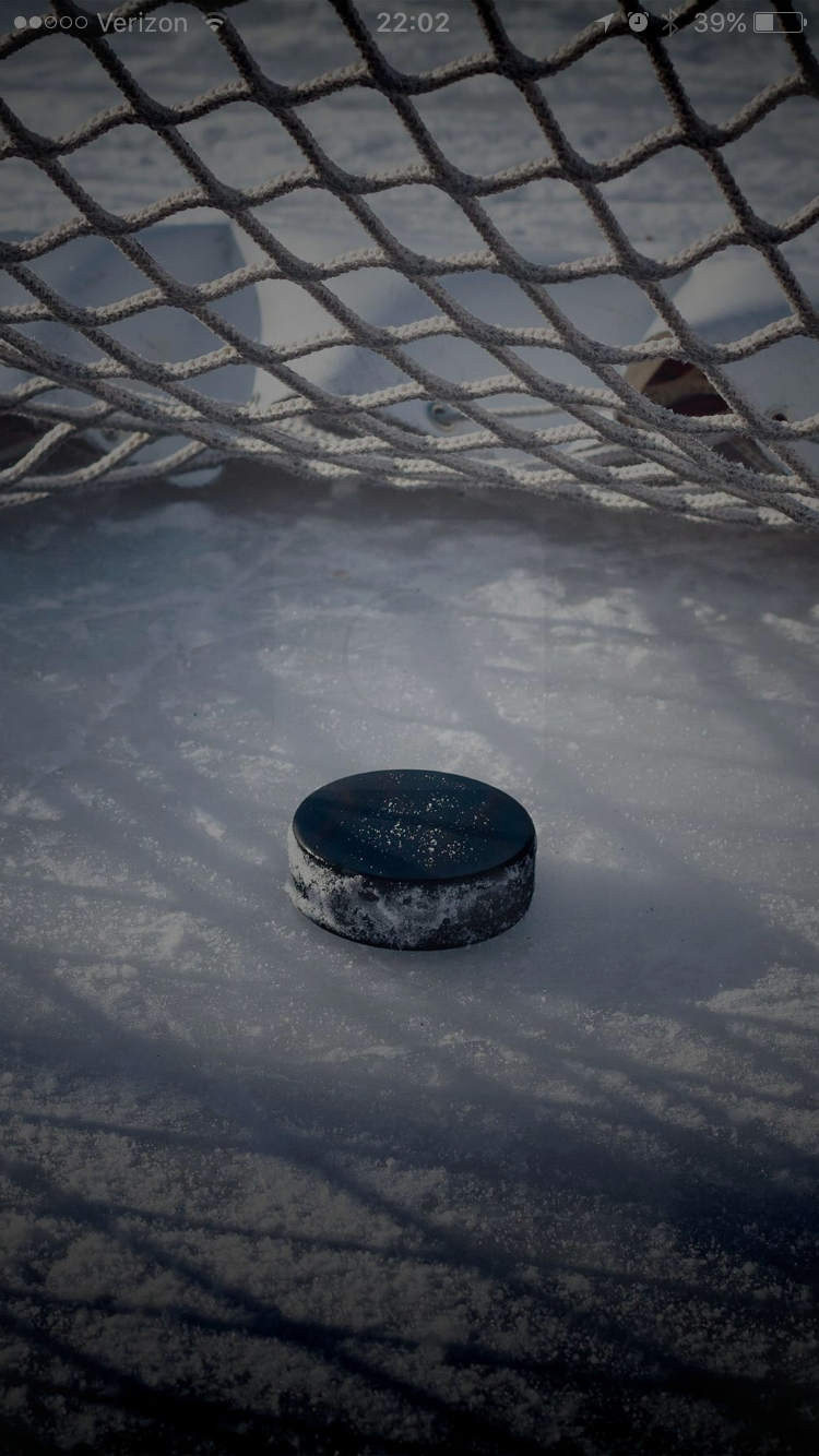 Puck, Tornetz, Eisfläche, Dunkel, Nahaufnahme, Hochformat, Hintergrundbild fürs Smartphone