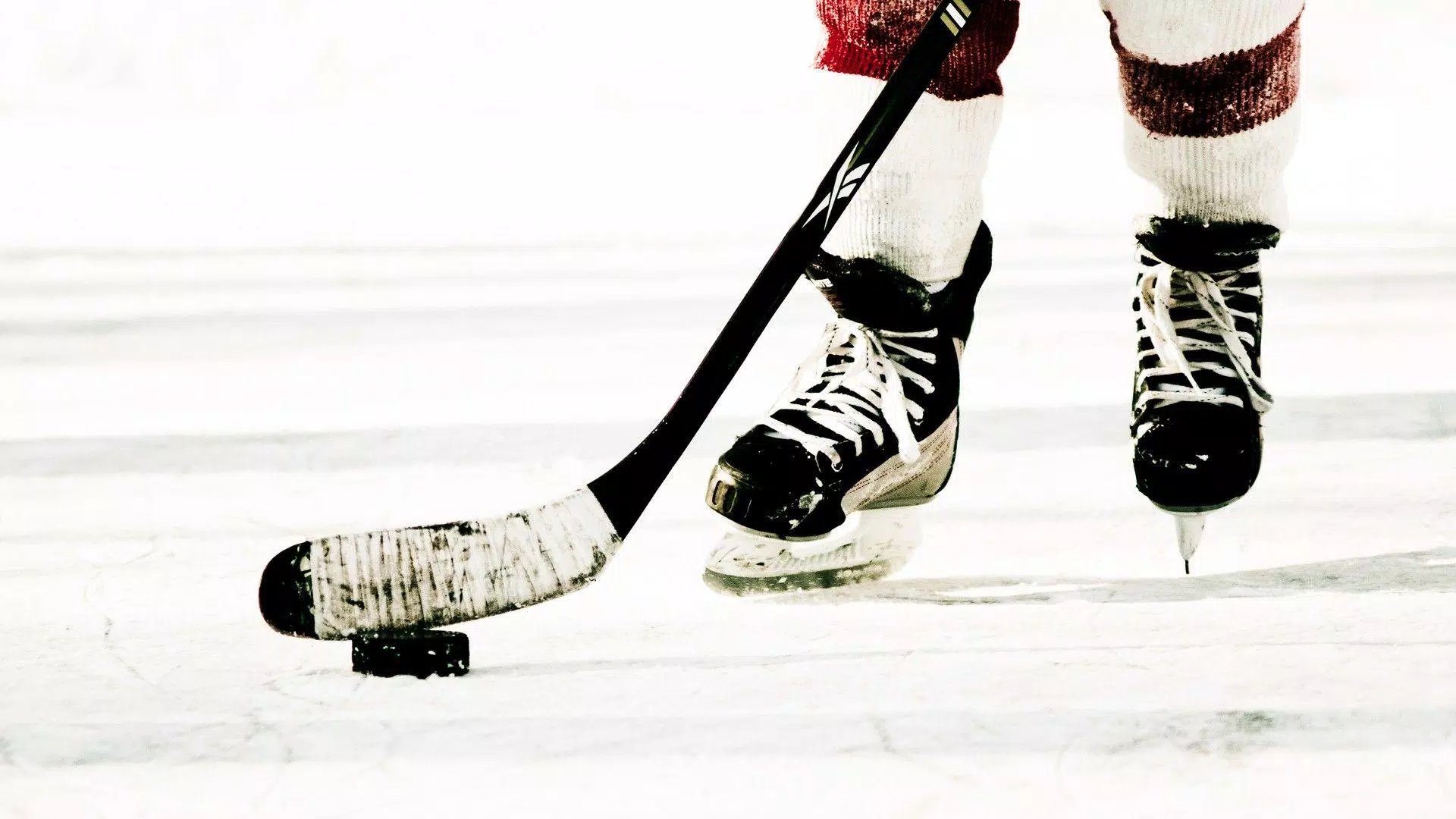 Eishockeyschläger, Puck, Schlittschuhe, Eis, Nahaufnahme, Full HD, PC-Hintergrundbild