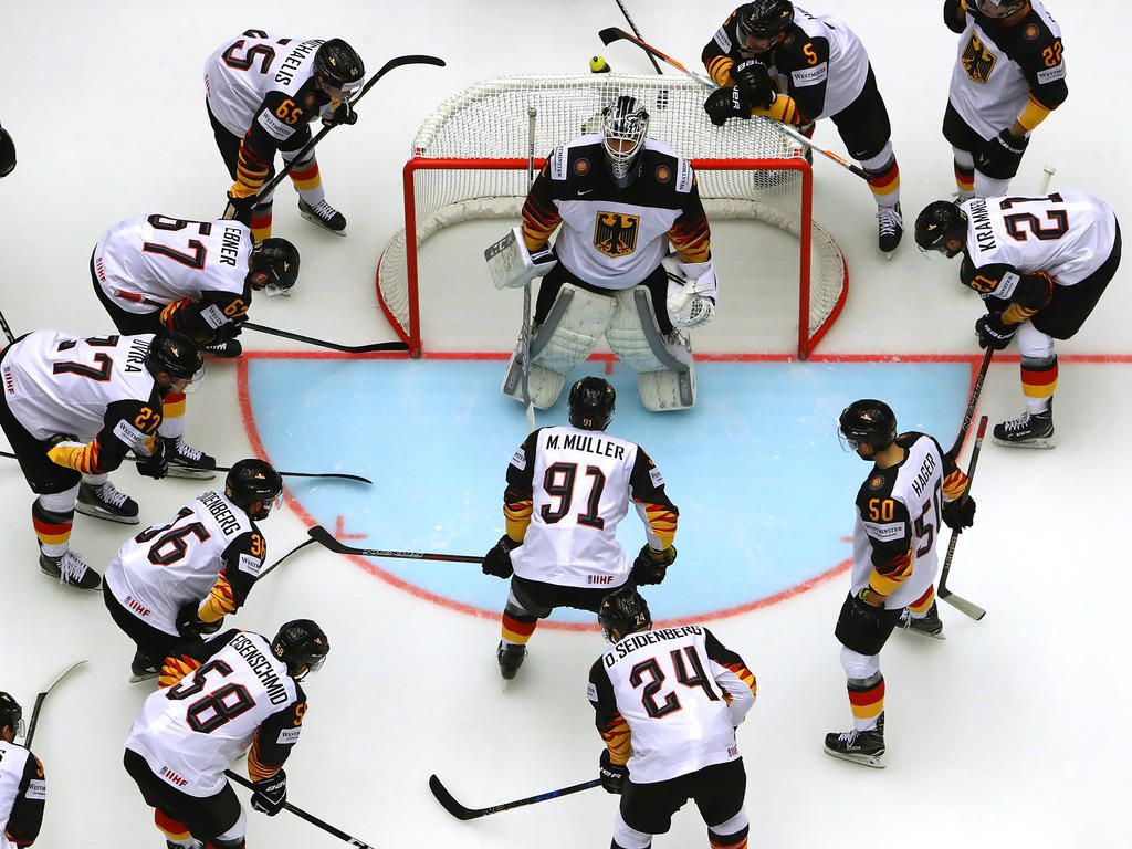 Deutsche Eishockeynationalmannschaft, Torwart, Vogelperspektive, Bully, Spielszene, iPad-Hintergrundbild