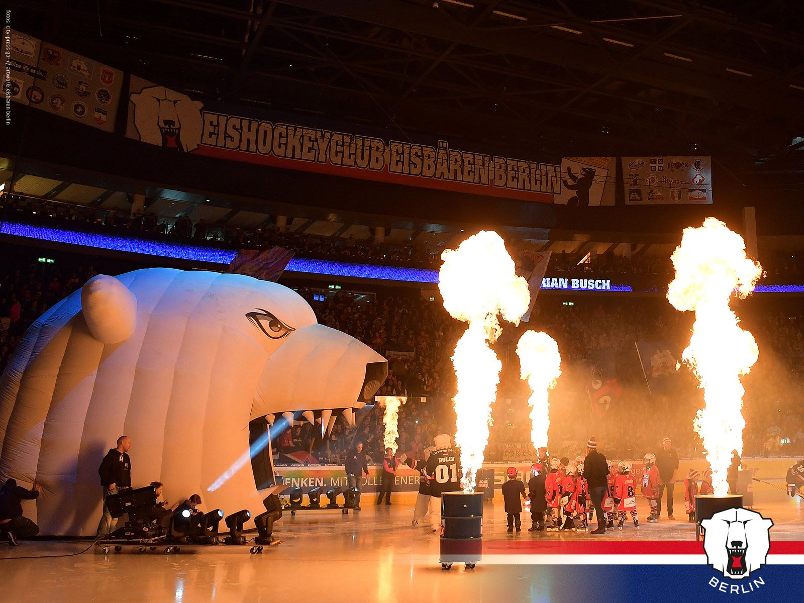 Eisbären Berlin, Einlaufshow, Feuerfontänen, Eisbärkopf, Arena, HD, iPad-Hintergrundbild