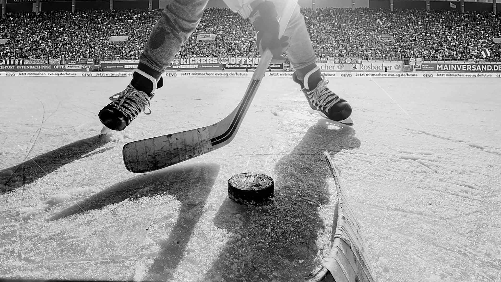 Puck, Eishockeyschläger, Schlittschuhe, Schwarz-Weiß, Nahaufnahme, 1920x1080, PC-Hintergrundbild