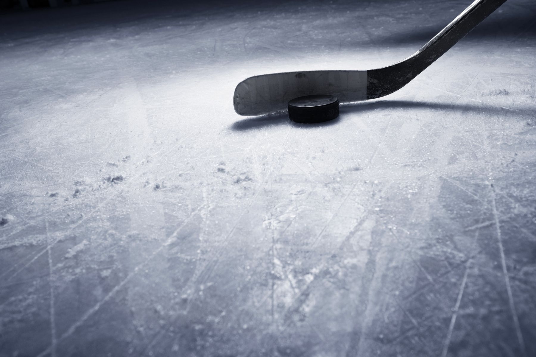 Puck, Eishockeyschläger, Eisfläche, Kratzspuren, Minimalistisch, HD-Hintergrundbild für PC