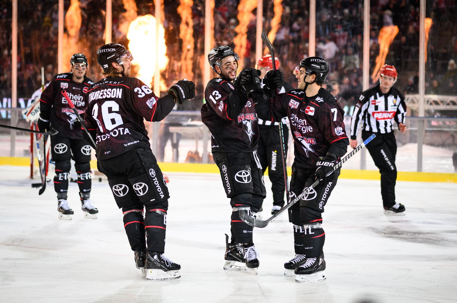 Eishockeyspieler, Feuerfontänen, Torjubel, Schwarz-Rot, Arena, HD, Laptop-Hintergrundbild