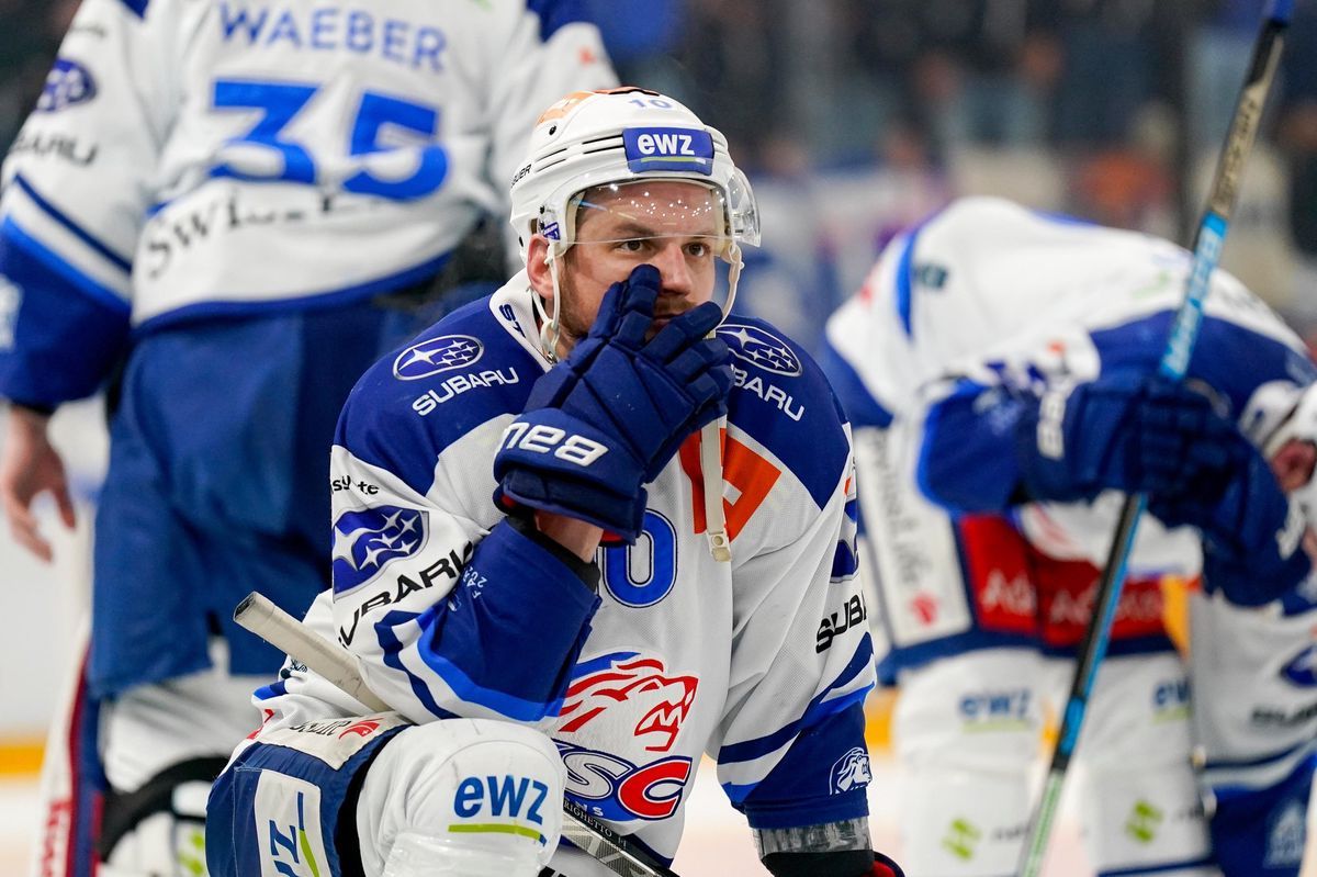 ZSC Lions, Eishockeyspieler, Enttäuschung, Blau-Weiß, Spielszene, Hintergrund
