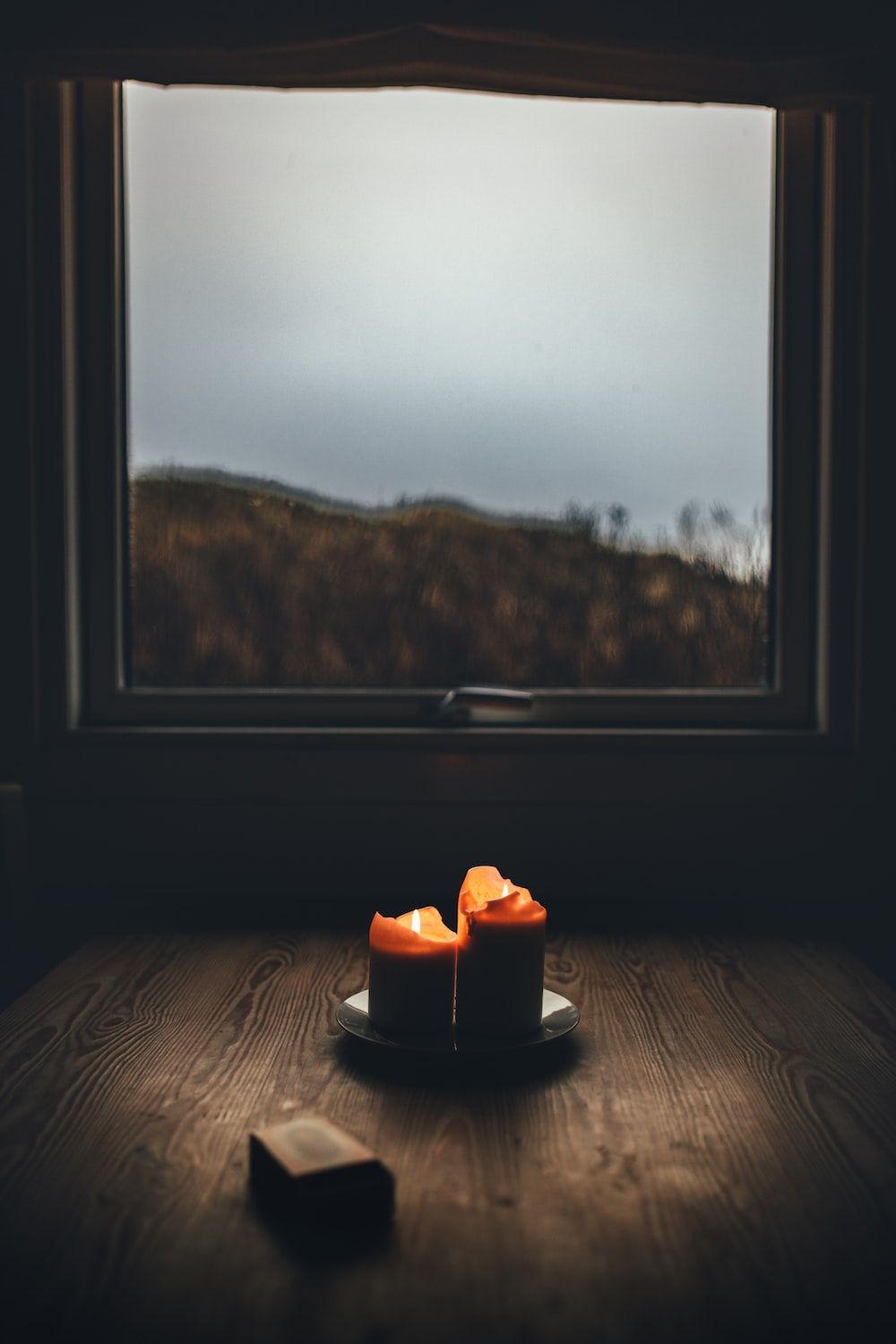 Fenster, Kerzen, Dunkler Raum, Herbstlandschaft, Stillleben, HD, Handy-Hintergrundbild