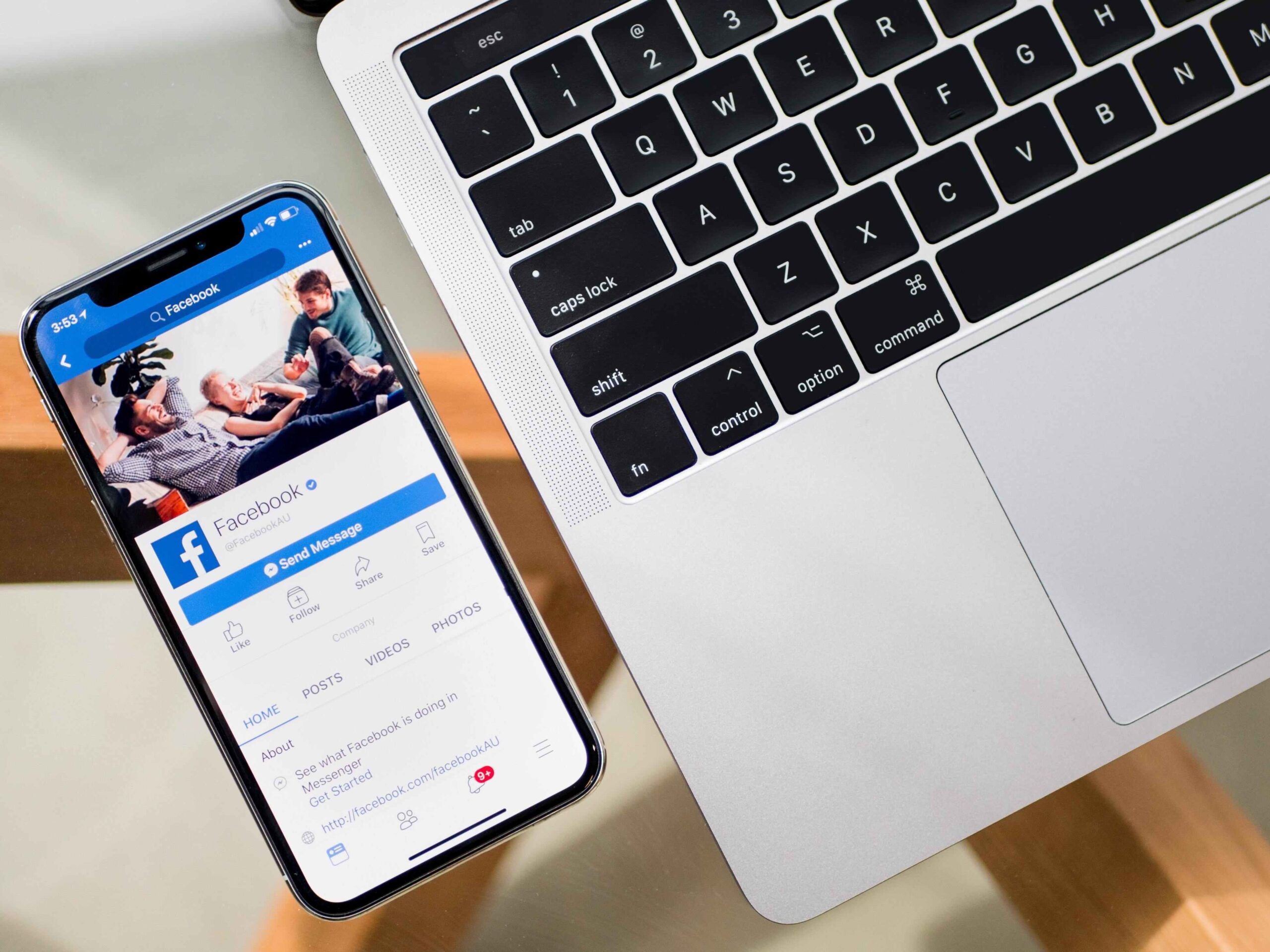 Smartphone, Facebook-App, Laptop, Tastatur, Schreibtisch, Hintergrundbild fürs iPad