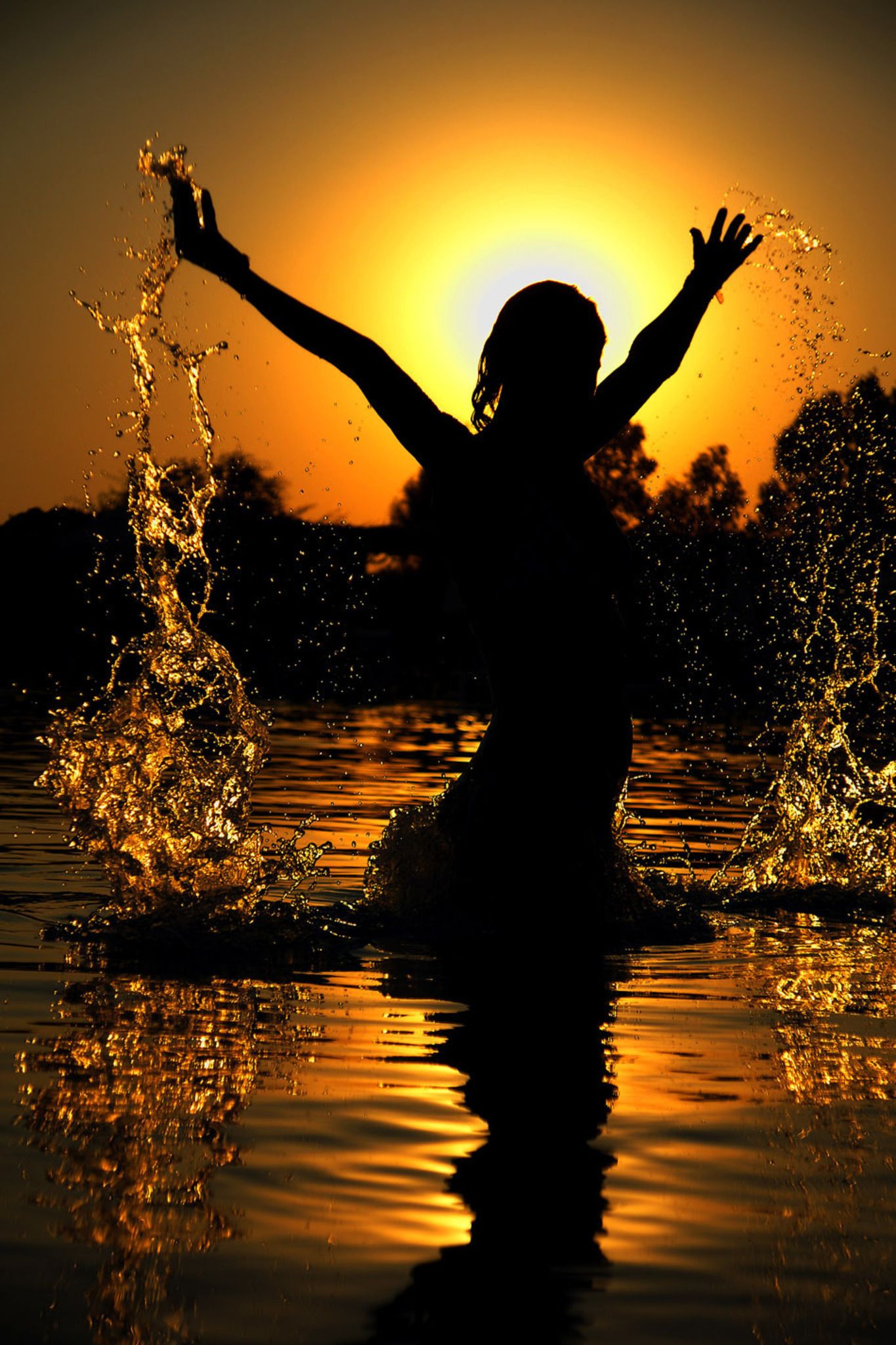 Frau, Silhouette, Sonnenuntergang, Wasserspritzer, Erhobene Arme, Gold, Full HD, Handy-Hintergrund