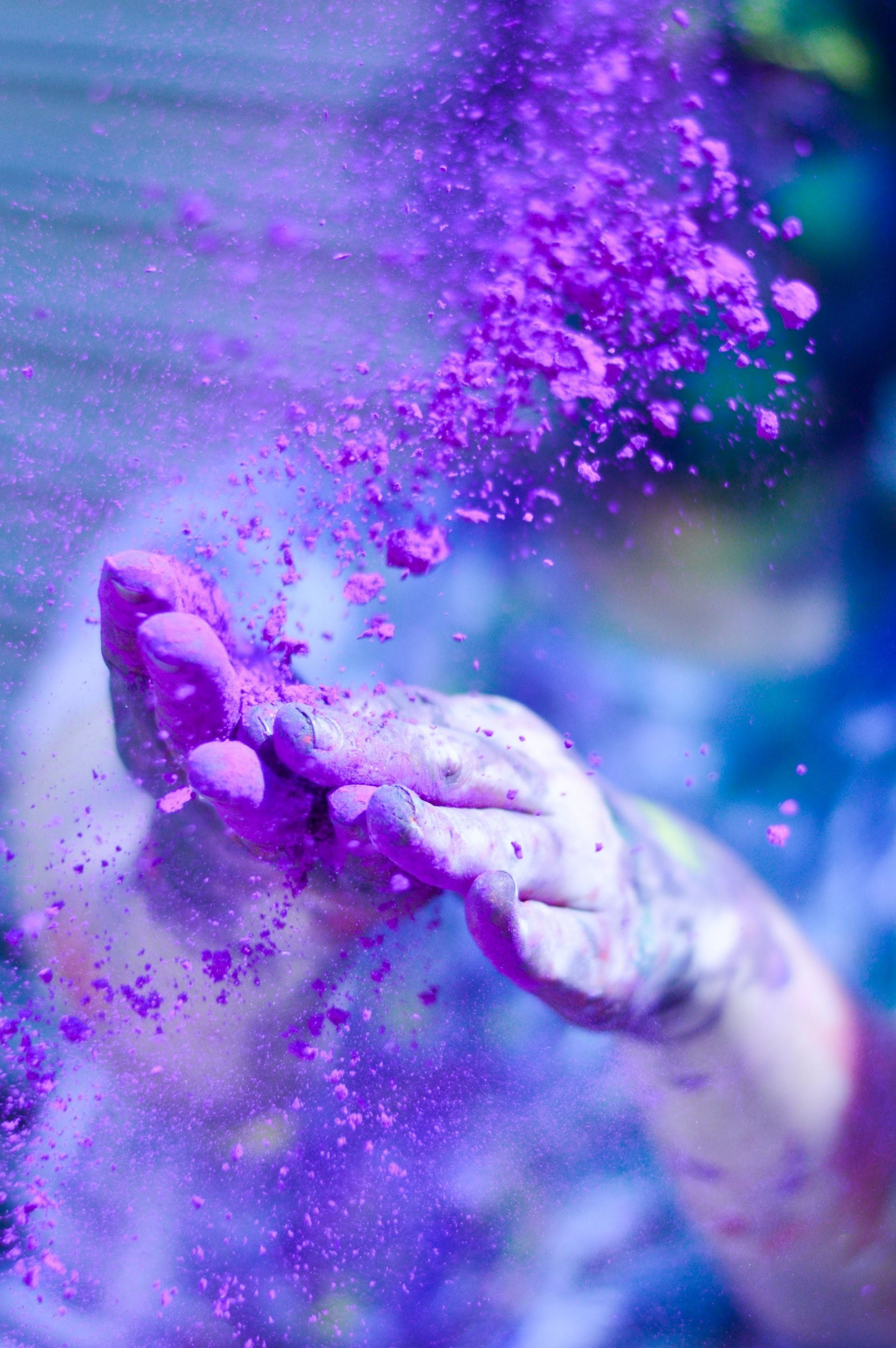 Lila Farbpulver, Hand, Partikel, Violett, Unschärfe, Hochformat, Hintergrundbild fürs Smartphone