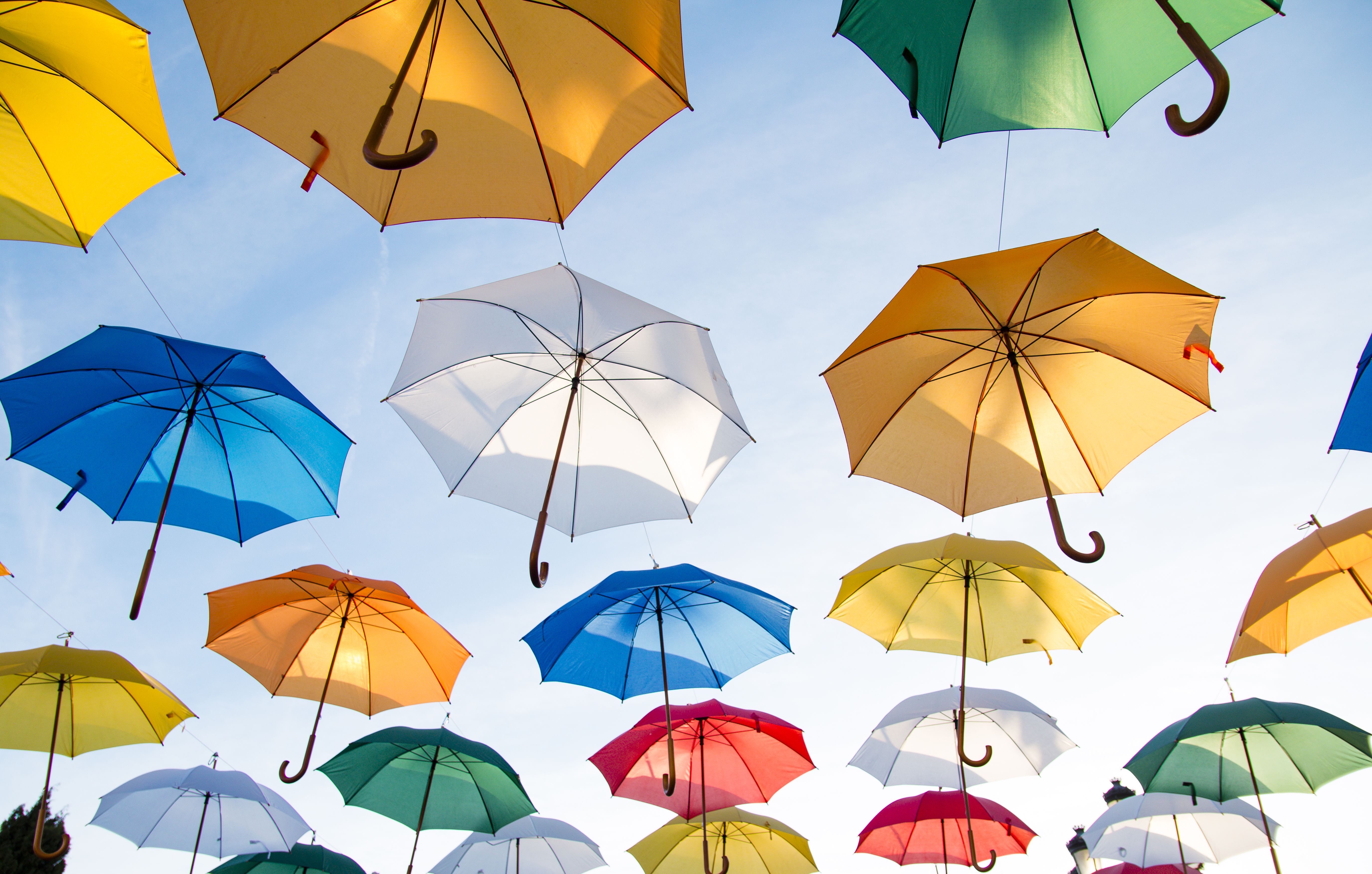 Bunte Regenschirme, Himmel, Froschperspektive, Straßendeko, Sommer, 5K, Windows-Hintergrundbild