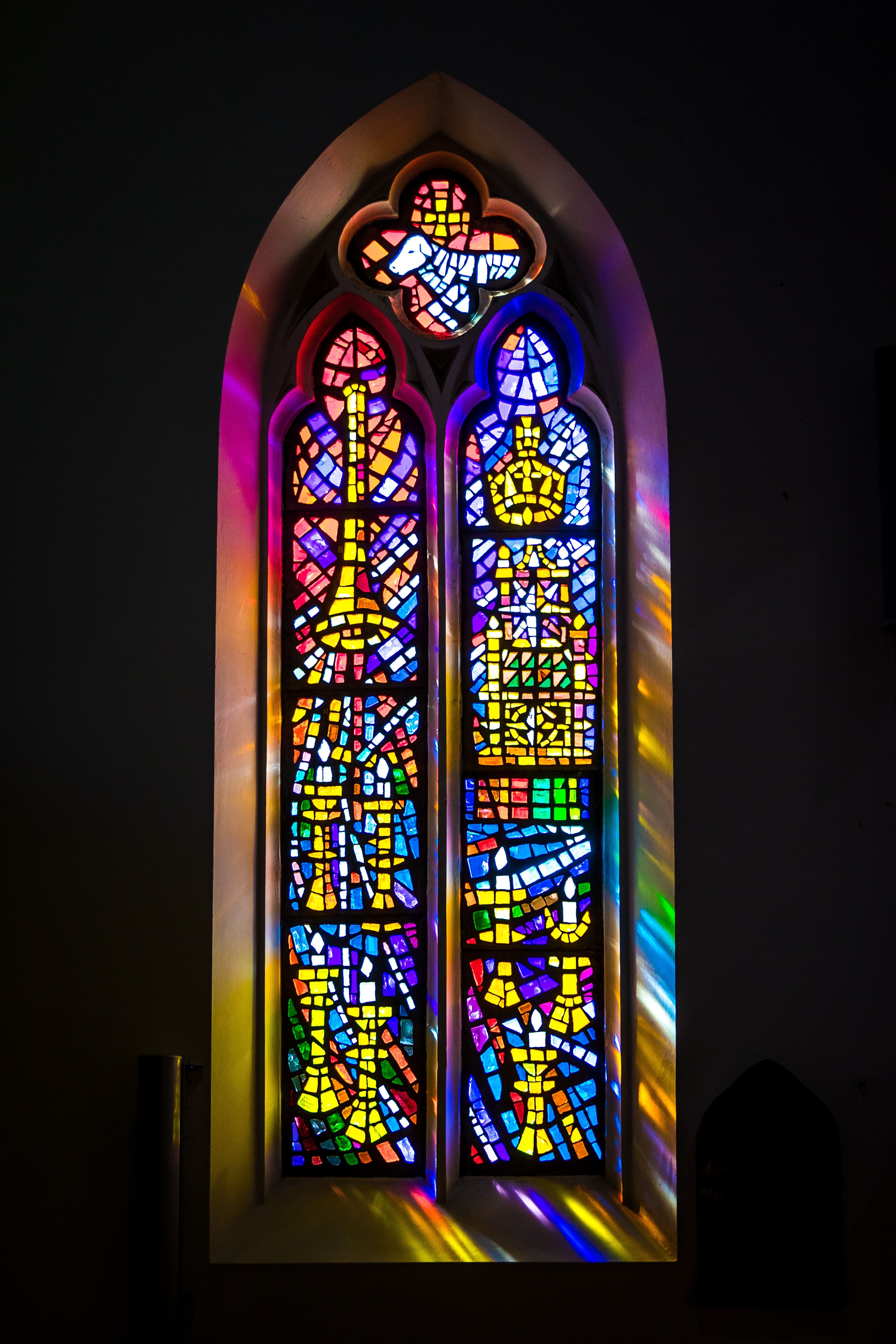 Buntglasfenster, Kirchenfenster, Gotik, Dunkel, QHD+, Handy-Hintergrund im Hochformat