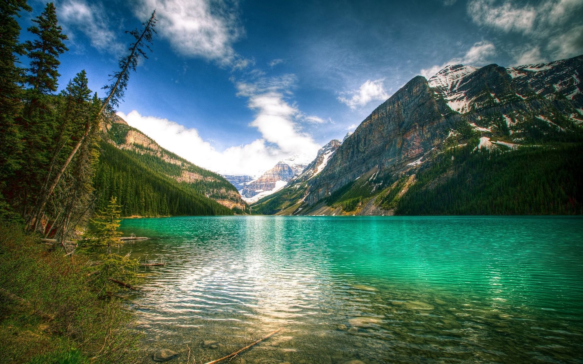 Bergsee, Rocky Mountains, Türkisfarbenes Wasser, Wald, Wolken, Full HD, MacBook-Hintergrundbild