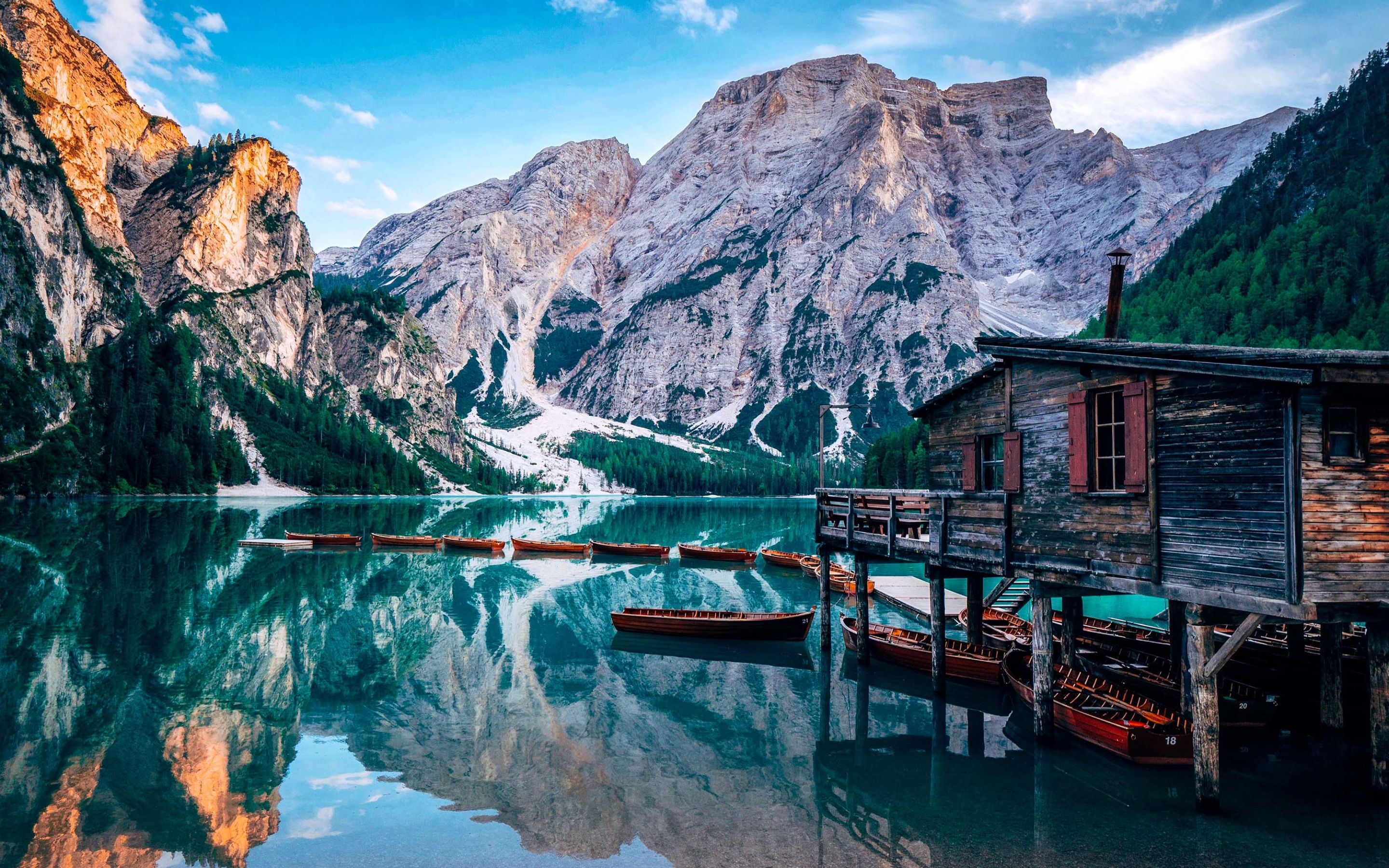 Pragser Wildsee, Lago di Braies, Dolomiten, Italien, Bootshaus, Bergsee, 2K, Windows-Hintergrundbild