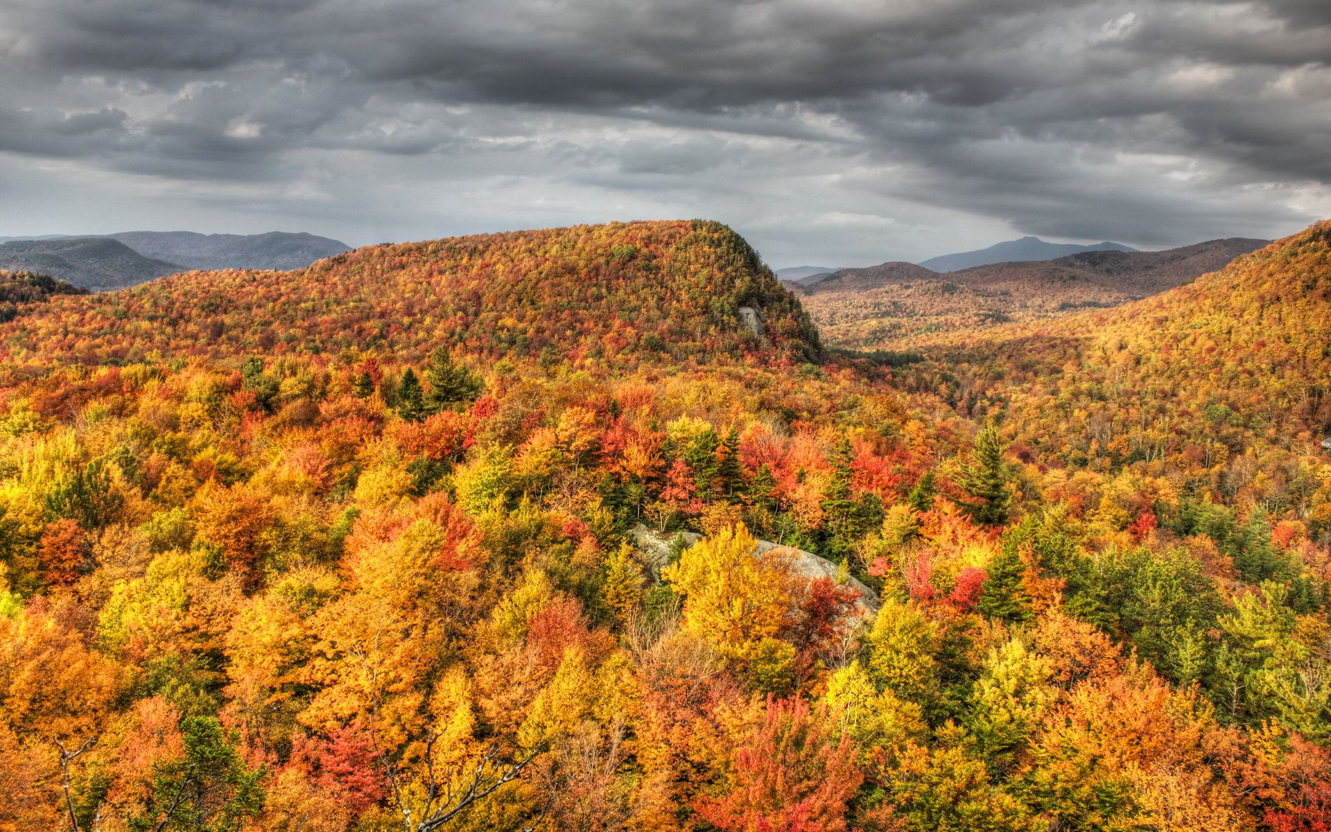 Herbstwald, Hügel, Herbst, Wolken, Landschaft, 16:10, Full-HD-Hintergrundbild für den Desktop