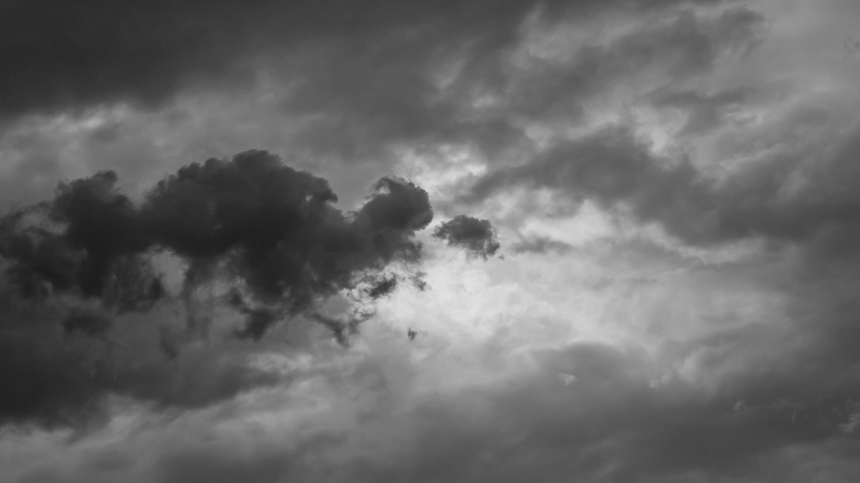 Gewitterwolken, Schwarz-Weiß, Wolken, Dramatischer Himmel, 2K-Hintergrundbild für PC