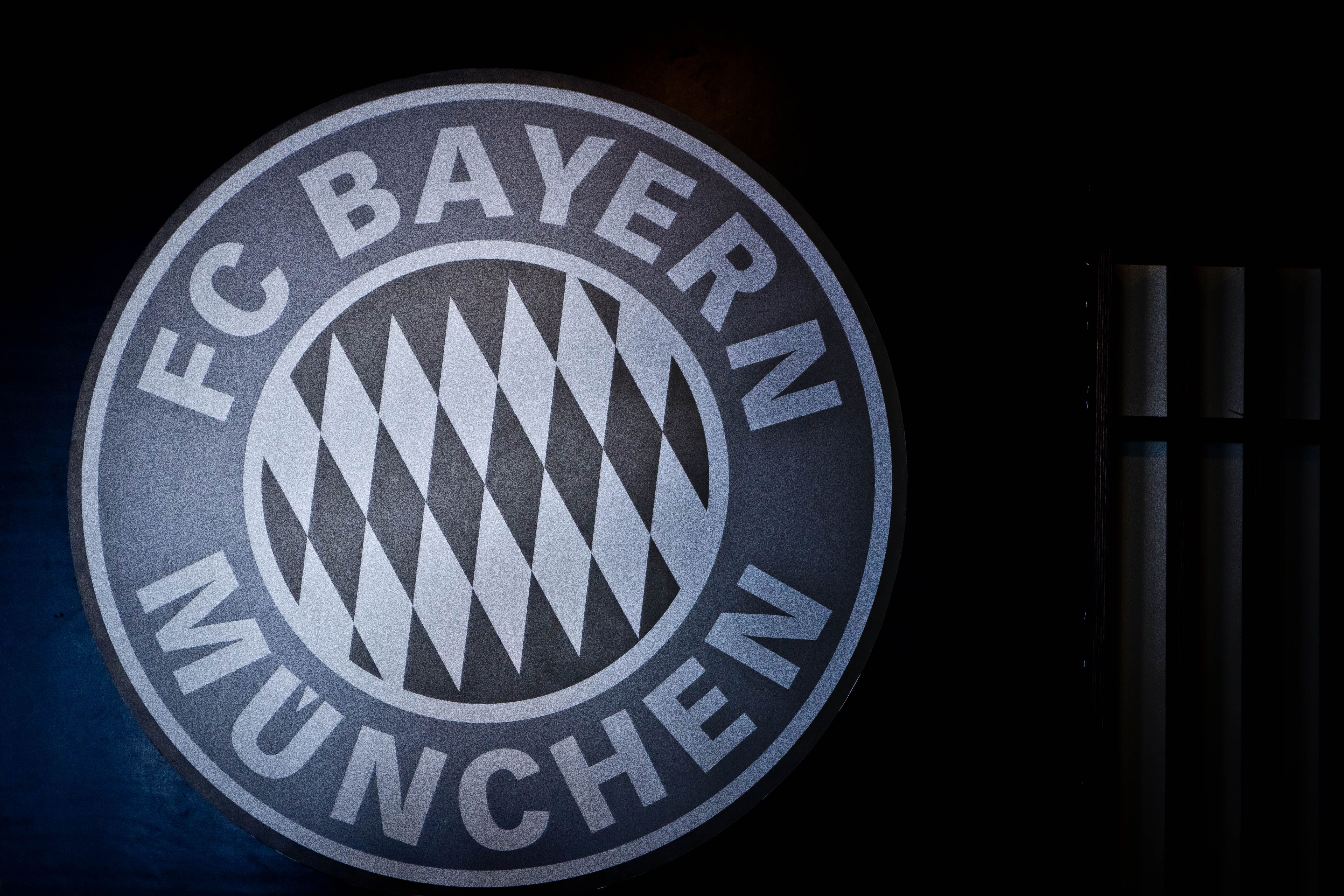 FC Bayern München, Graues Wappen, Monochrom, Dunkler Hintergrund, 5K Wallpaper