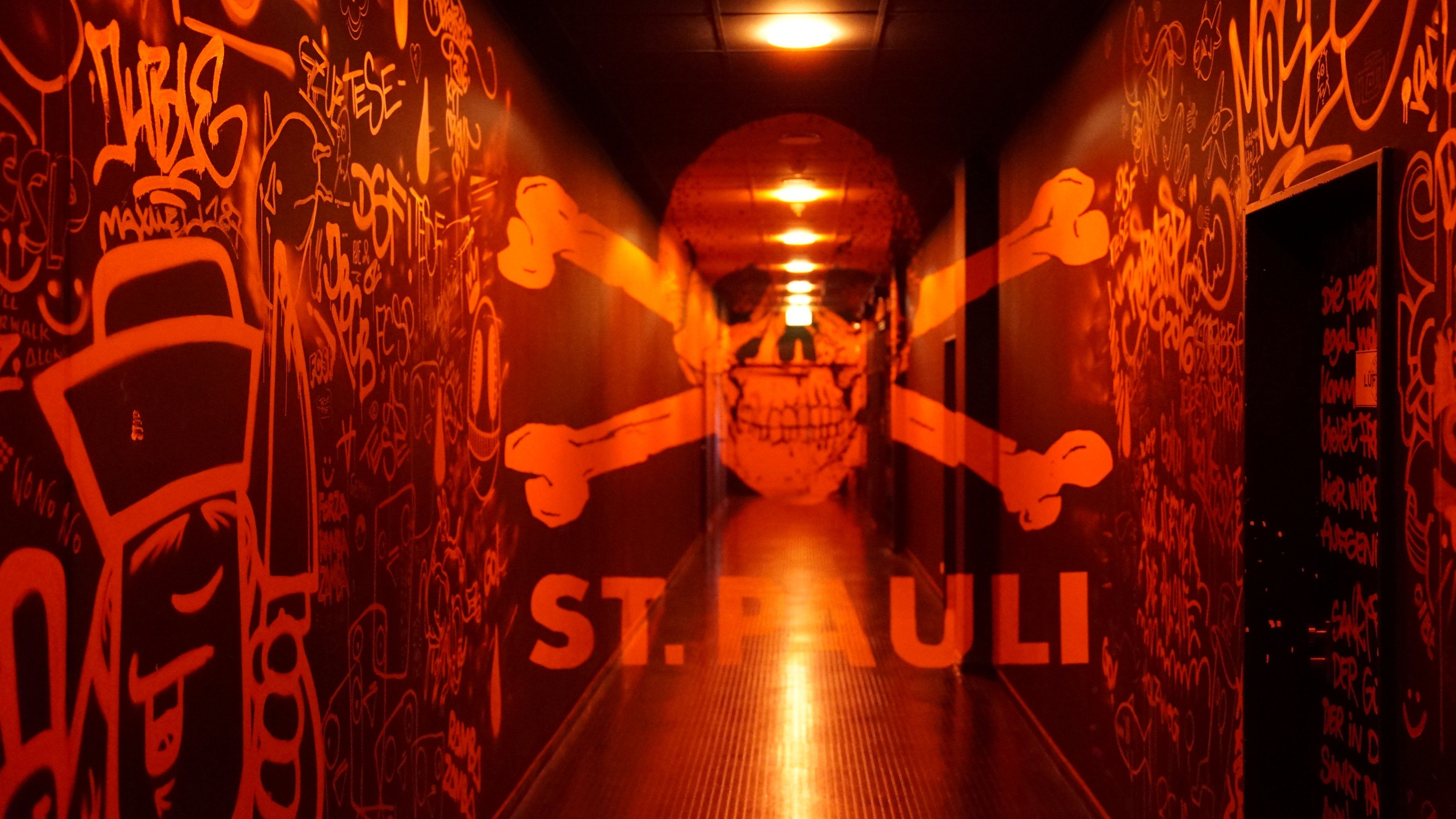 FC St. Pauli, Spielertunnel, Totenkopf, Graffiti, Orange, 4K, Desktop-Hintergrund