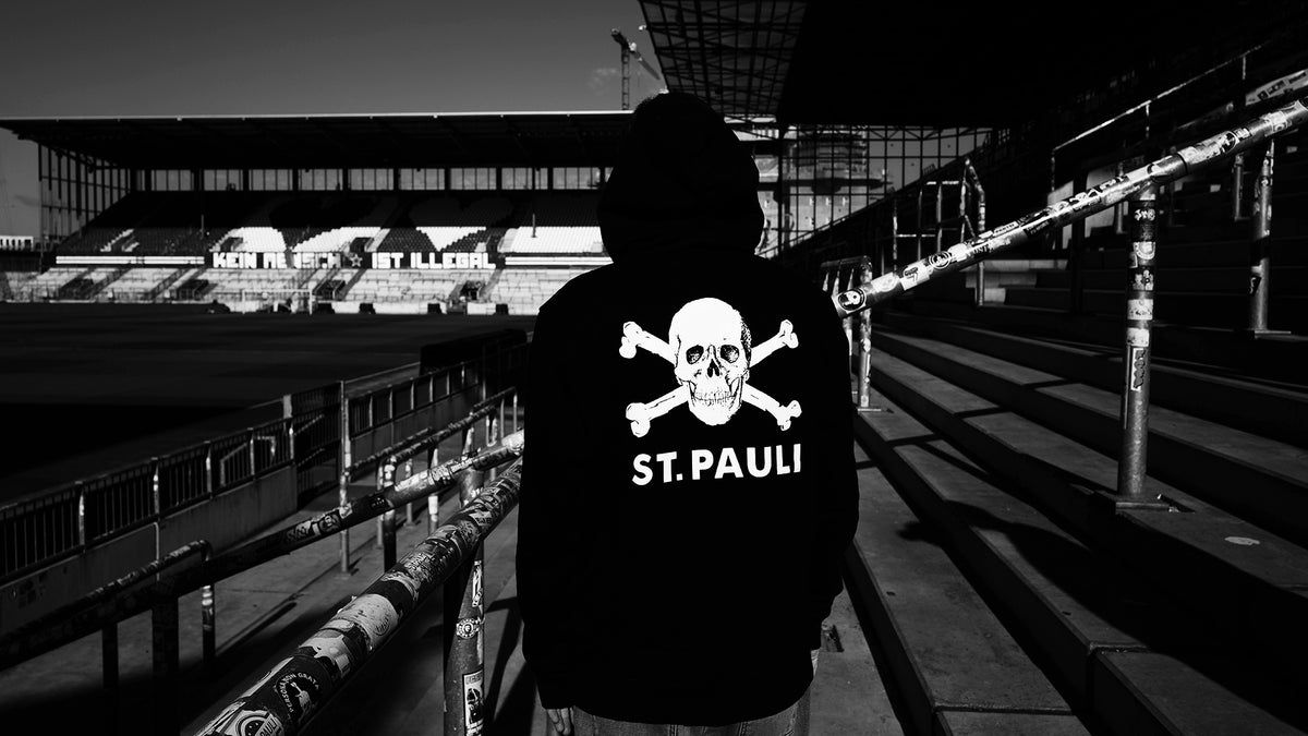 FC St. Pauli, Fan, Kapuzenpullover, Totenkopf, Tribüne, Schwarz-Weiß, Hintergrund
