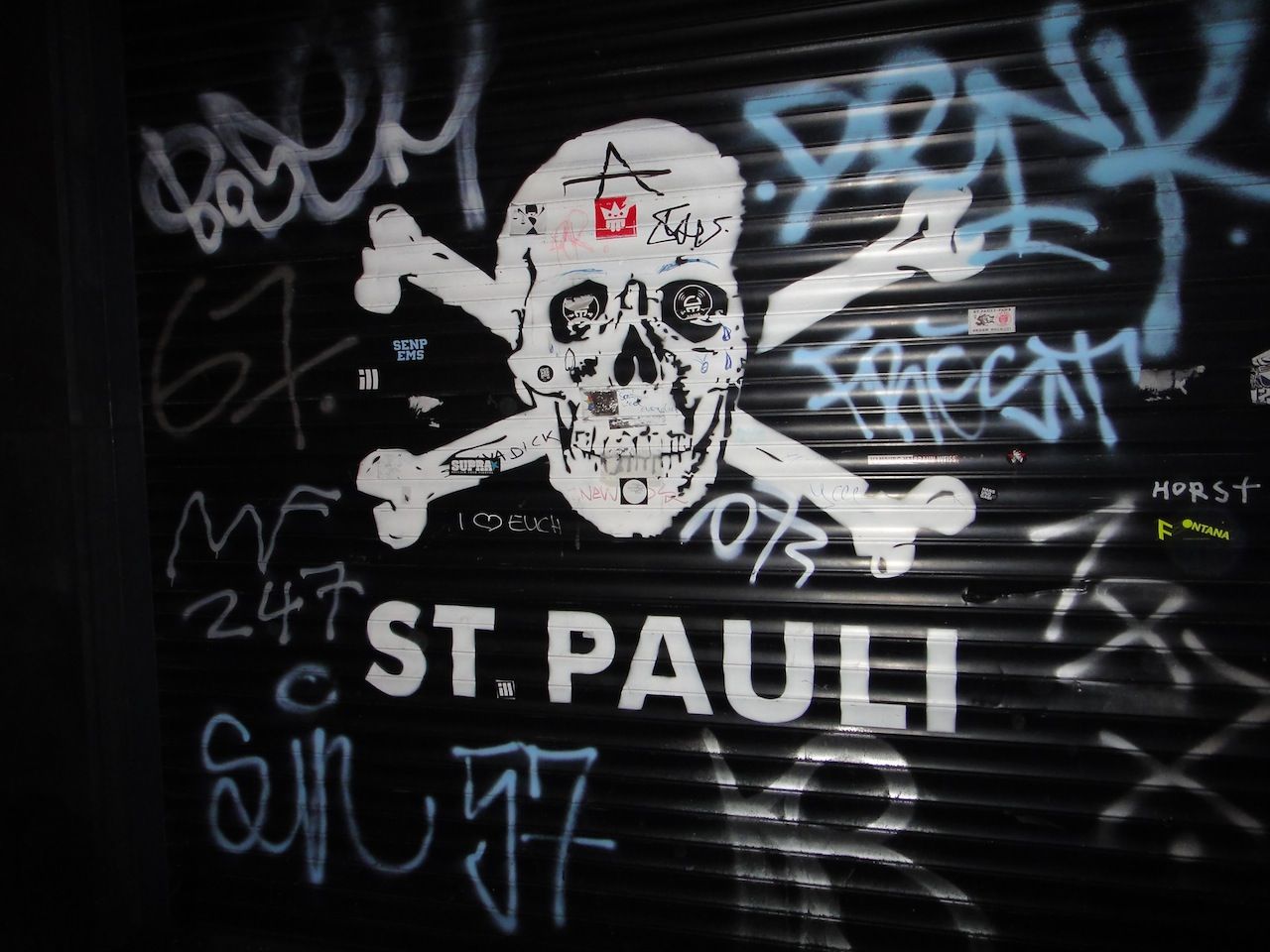 FC St. Pauli, Totenkopf, Graffiti, Rollladen, Street Art, Hintergrundbild fürs iPad