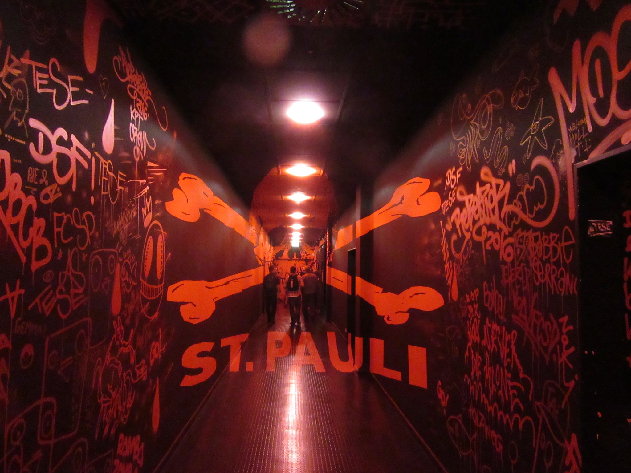 FC St. Pauli, Spielertunnel, Totenkopf, Graffiti, Rot, Full HD, Hintergrundbild fürs Tablet